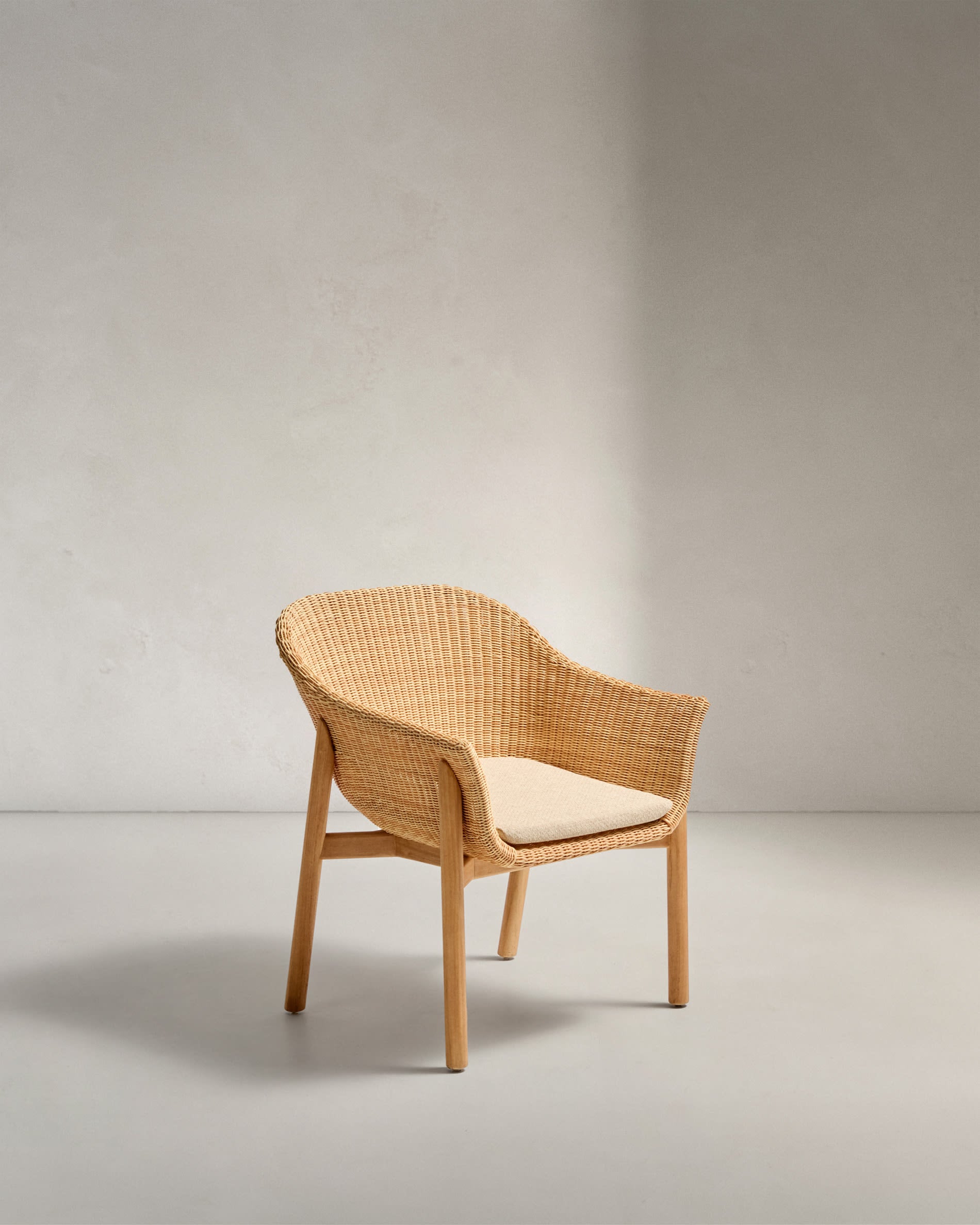Der Stuhl Galea aus Teakholz und synthetischem Rattan vereint Eleganz, Beständigkeit und Komfort für Ihren Aussenbereich.