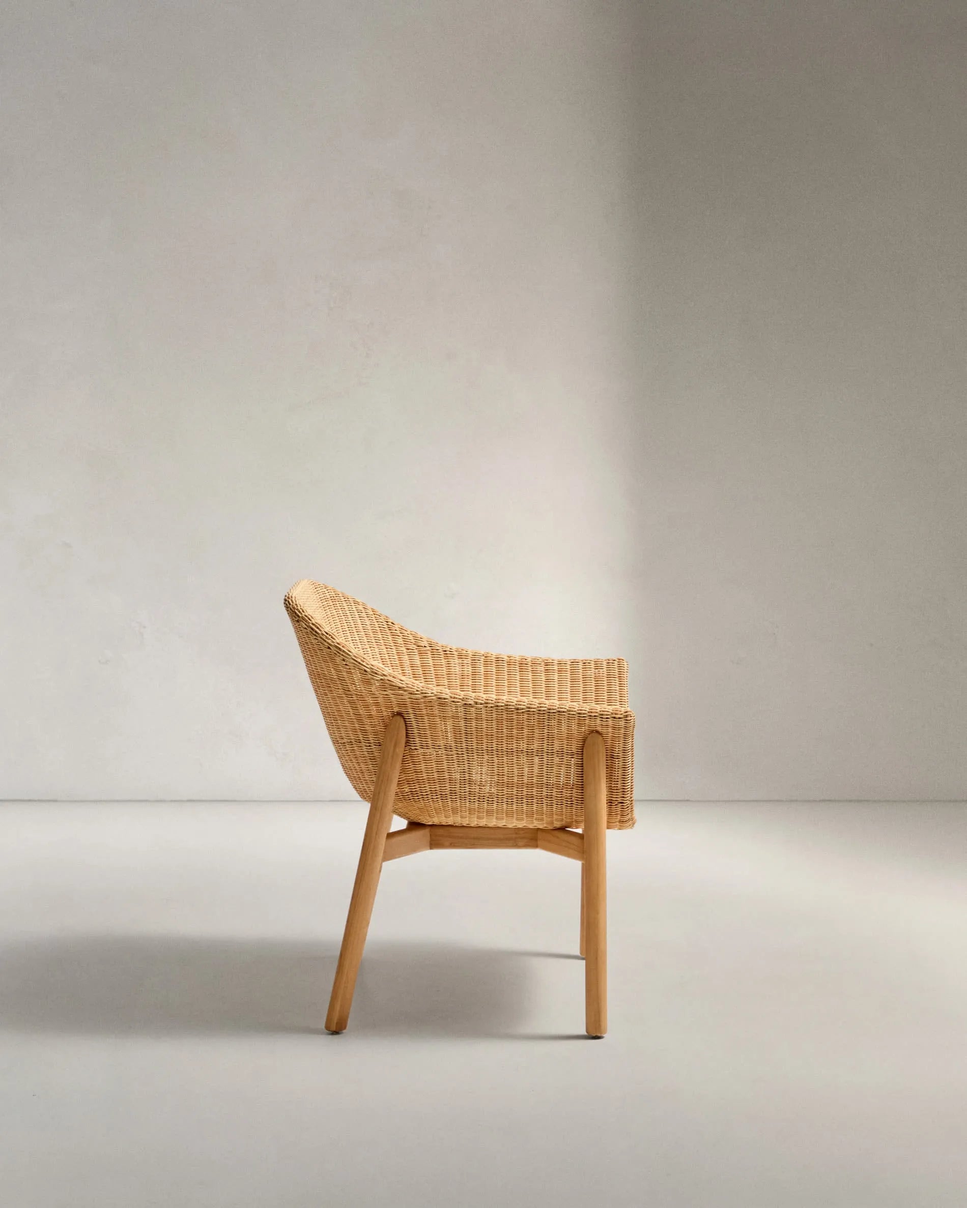 Der Galea Stuhl aus Teakholz und synthetischem Rattan vereint Nachhaltigkeit und modernes Design für stilvolle Räume.
