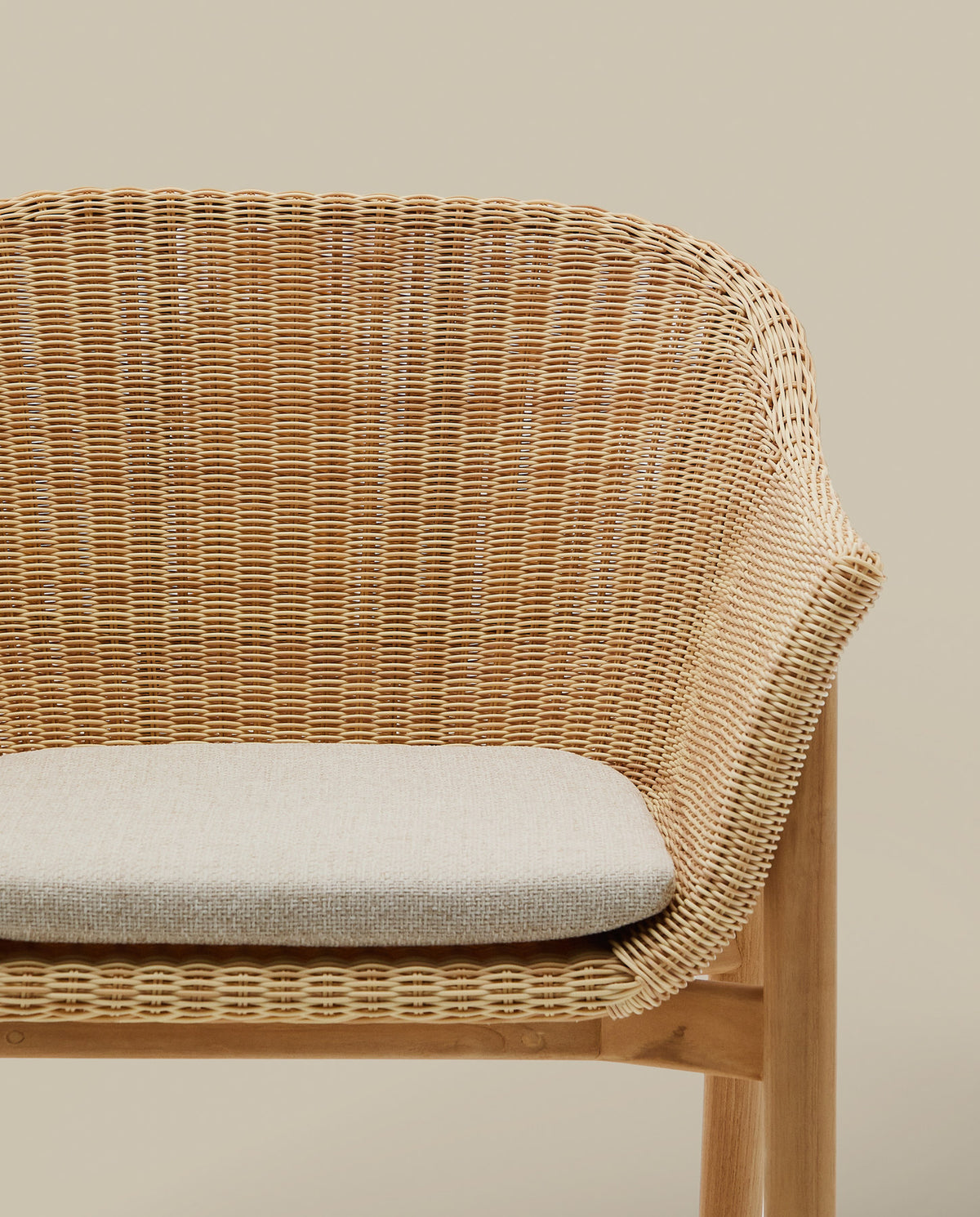 Stuhl Galea aus massivem Teakholz und synthetischem Rattan FSC 100% in Beige, Braun präsentiert im Onlineshop von KAQTU Design AG. Gartenstuhl mit Armlehnen ist von Kave Home