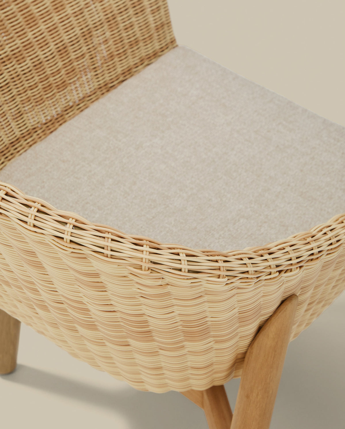 Stuhl Galea aus massivem Teakholz und synthetischem Rattan FSC 100% in Beige, Braun präsentiert im Onlineshop von KAQTU Design AG. Gartenstuhl mit Armlehnen ist von Kave Home