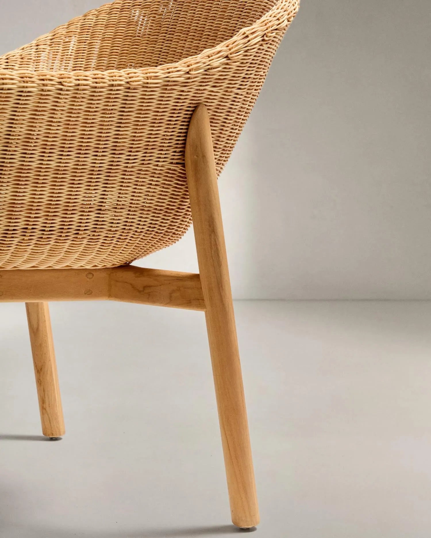 Der Galea Stuhl aus FSC-zertifiziertem Teakholz und Rattan bietet nachhaltigen Komfort und modernes Design für Ihr Zuhause.