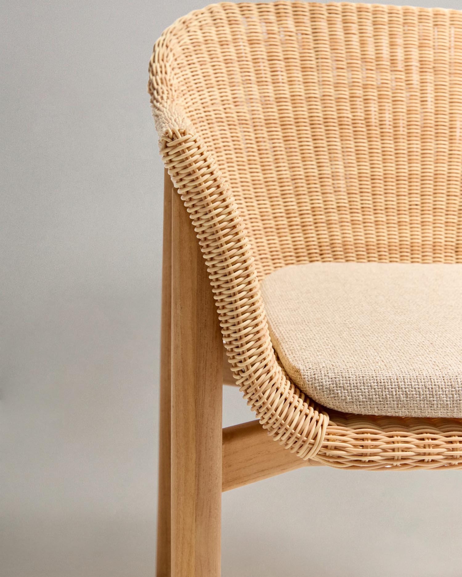 Der Galea Stuhl aus Teakholz und synthetischem Rattan vereint Nachhaltigkeit und Stil, ideal für modernes Wohnen.