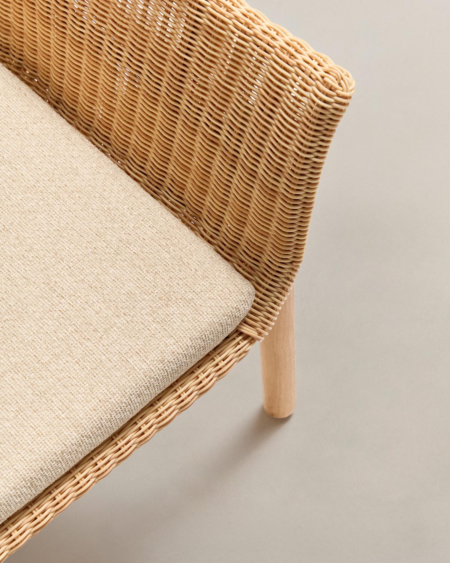 Der Galea Stuhl aus FSC-zertifiziertem Teakholz und Rattan bietet nachhaltigen Komfort und modernes Design für Ihr Zuhause.