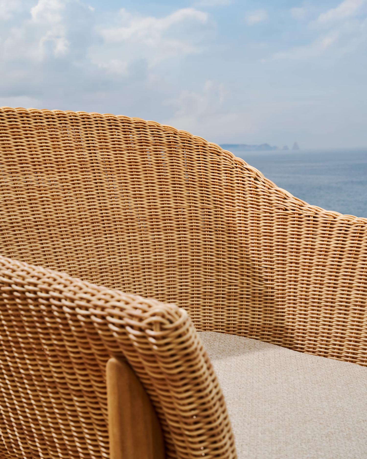 Stuhl Galea aus FSC-Teakholz und synthetischem Rattan, vereint Eleganz und Nachhaltigkeit für modernes Wohnen.