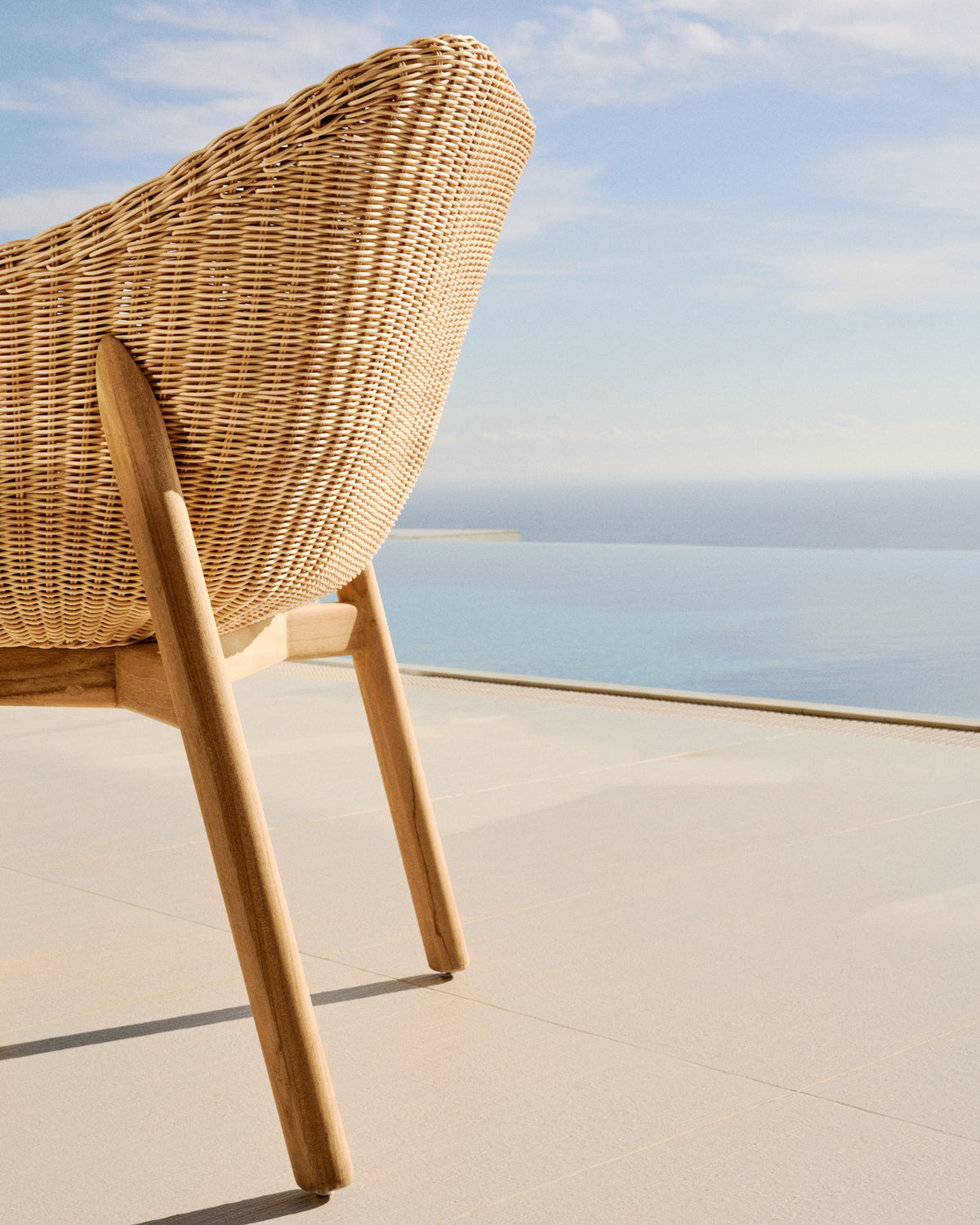 Stuhl Galea aus massivem Teakholz und synthetischem Rattan FSC 100% in Beige, Braun präsentiert im Onlineshop von KAQTU Design AG. Gartenstuhl mit Armlehnen ist von Kave Home