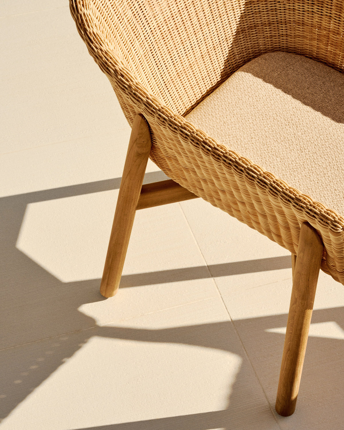 Stuhl Galea aus massivem Teakholz und synthetischem Rattan FSC 100% in Beige, Braun präsentiert im Onlineshop von KAQTU Design AG. Gartenstuhl mit Armlehnen ist von Kave Home
