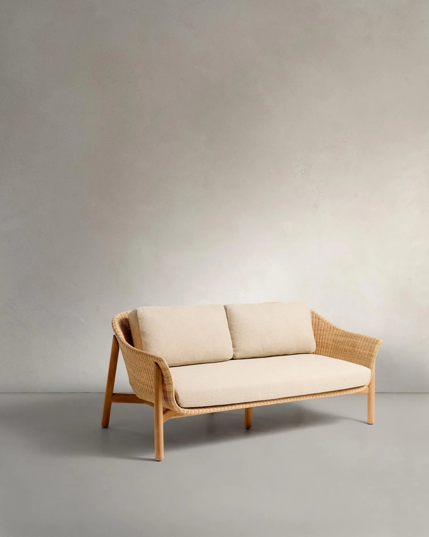 Elegantes 2-Sitzer-Sofa aus Teakholz und Rattan, ideal für drinnen und draußen, bietet Komfort und zeitlosen Stil.