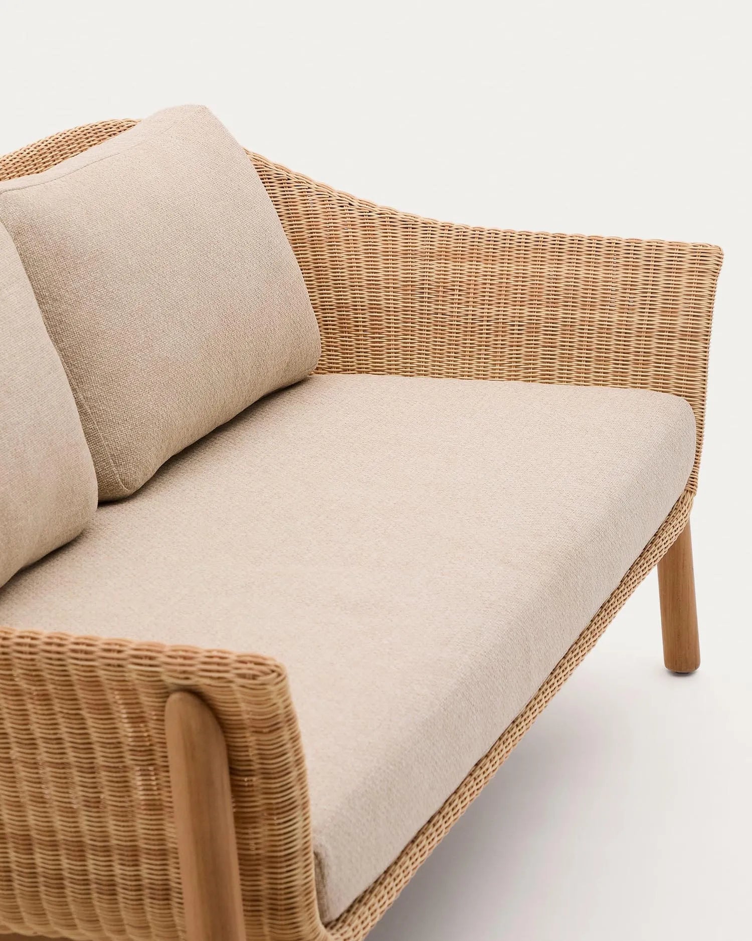 Elegantes 2-Sitzer-Sofa aus Teakholz und Rattan, ideal für drinnen und draußen, bietet Komfort und zeitlosen Stil.