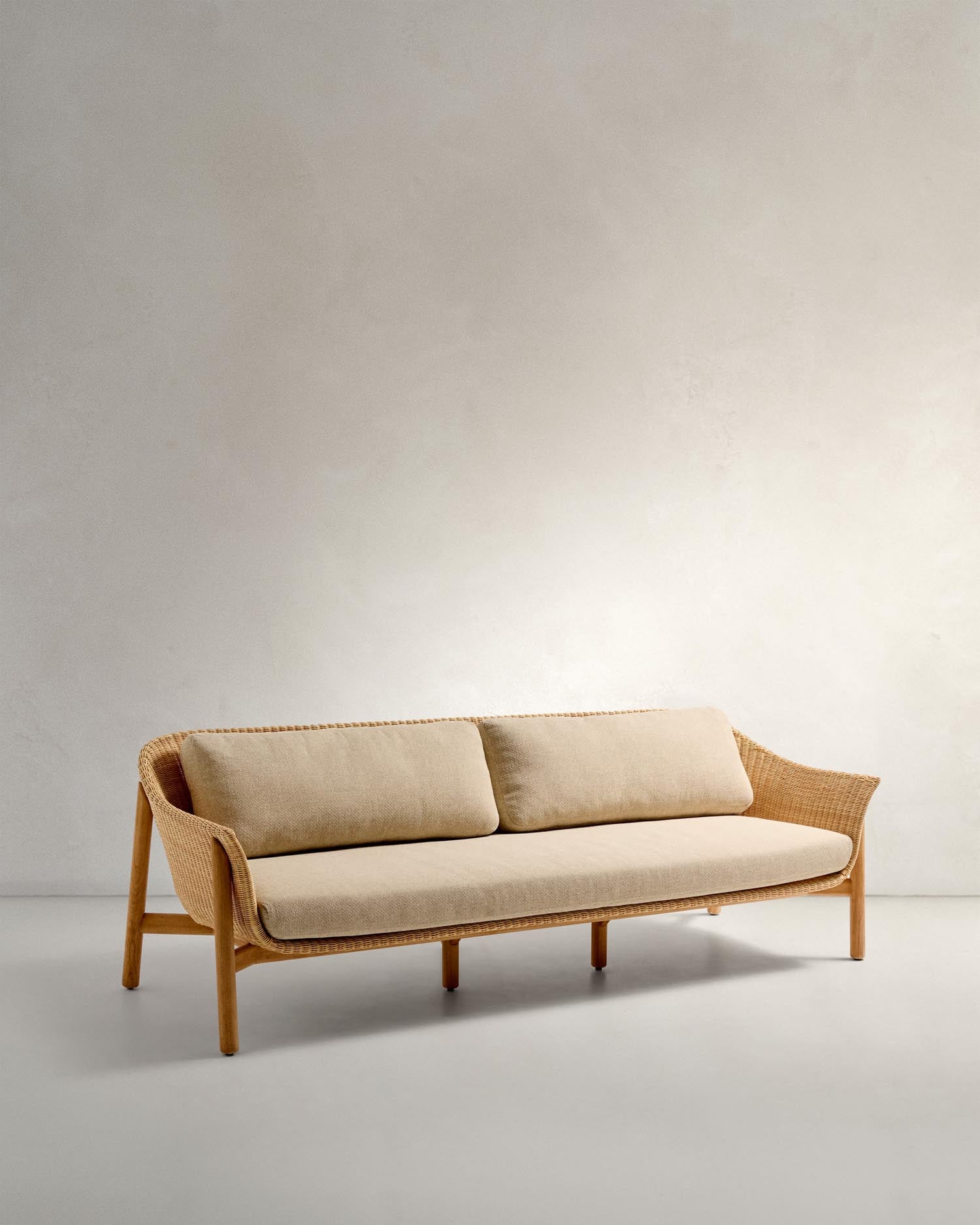 Elegantes 3-Sitzer-Sofa aus Teakholz und Rattan, ideal für drinnen und draußen, mit abnehmbaren Kissen für höchsten Komfort.