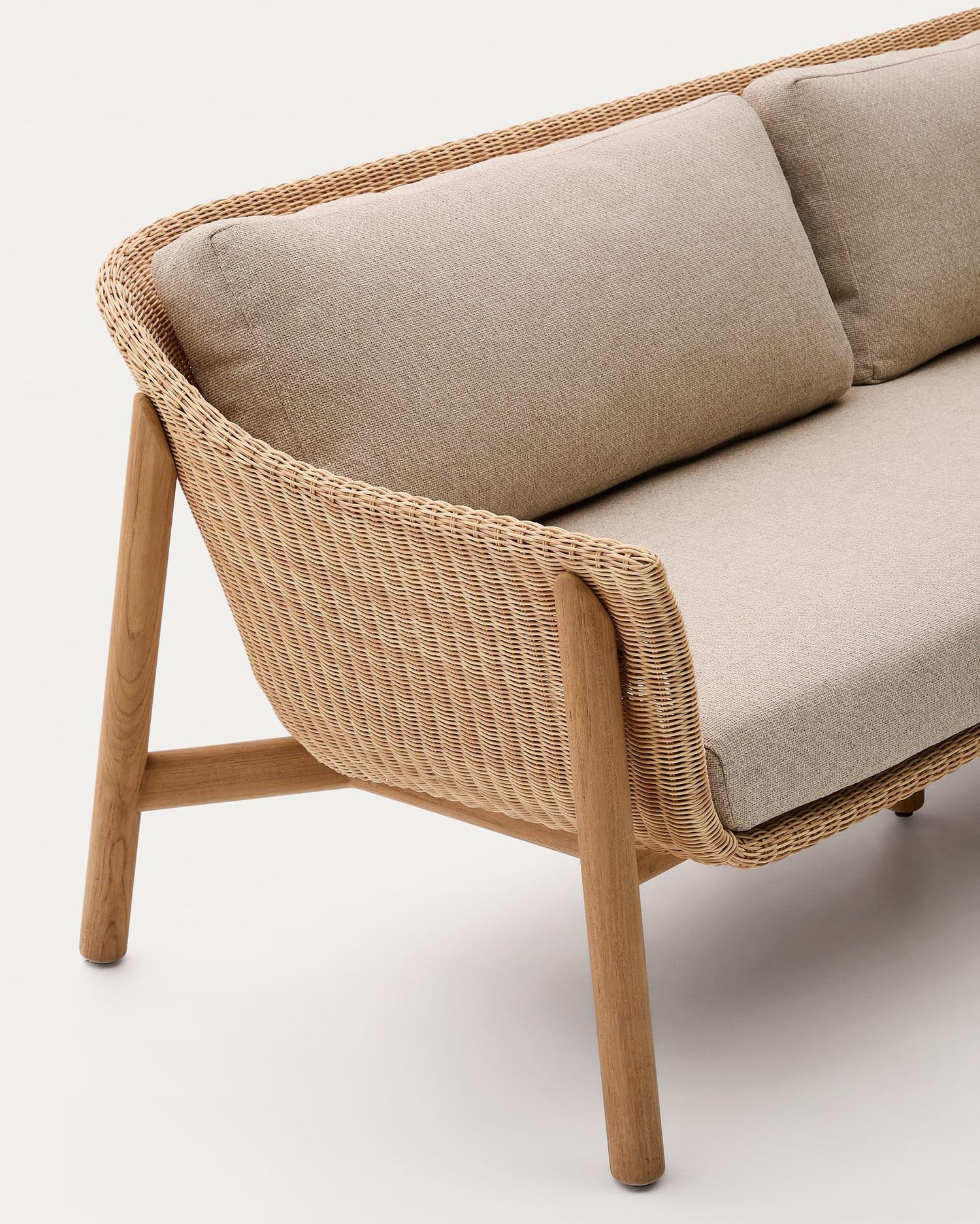 Elegantes 3-Sitzer-Sofa aus Teakholz und Rattan, ideal für drinnen und draußen, mit abnehmbaren Kissen für höchsten Komfort.