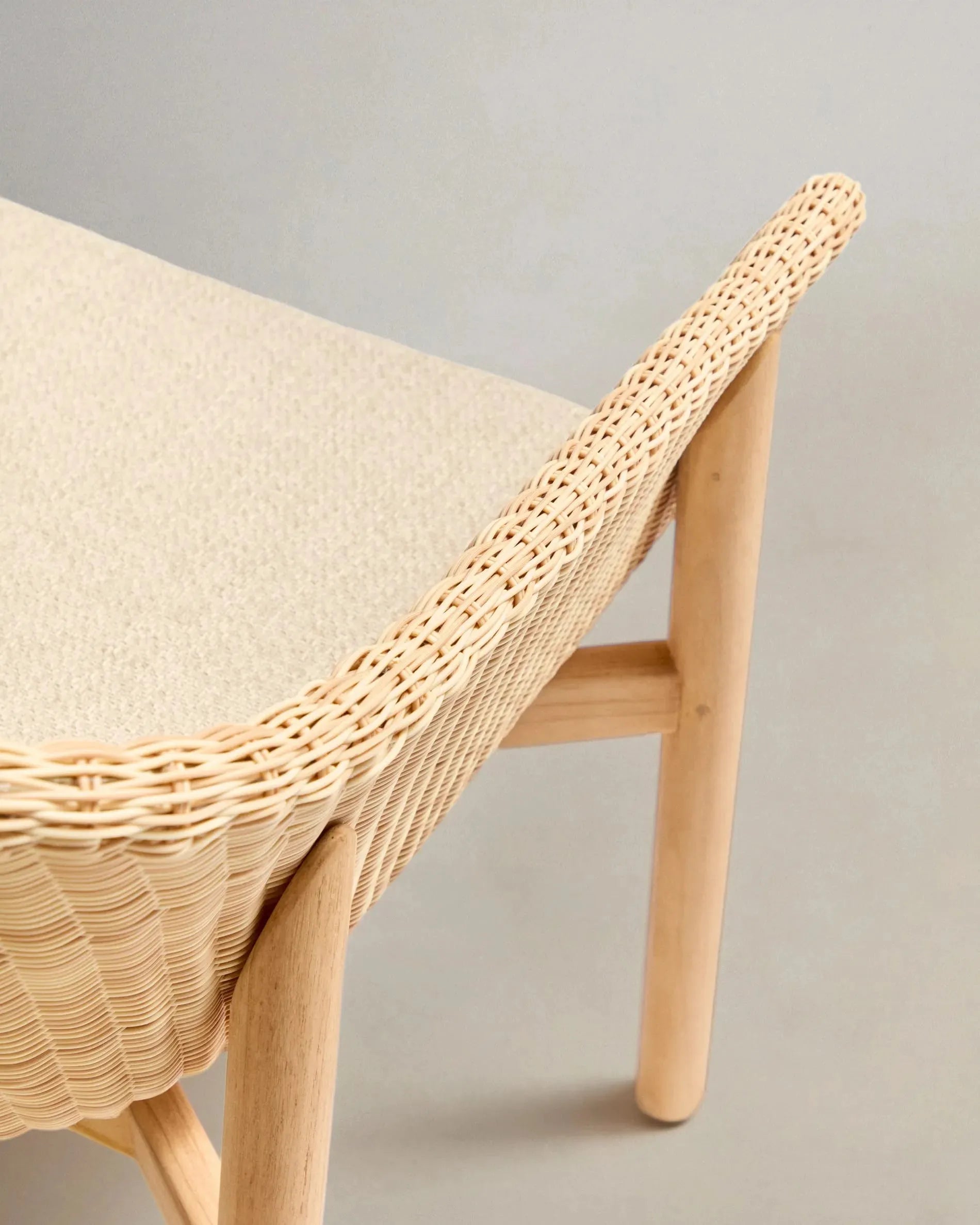 Stilvolles 3-Sitzer-Sofa Galea aus FSC-zertifiziertem Teakholz und synthetischem Rattan, 236 cm, nachhaltig und modern.