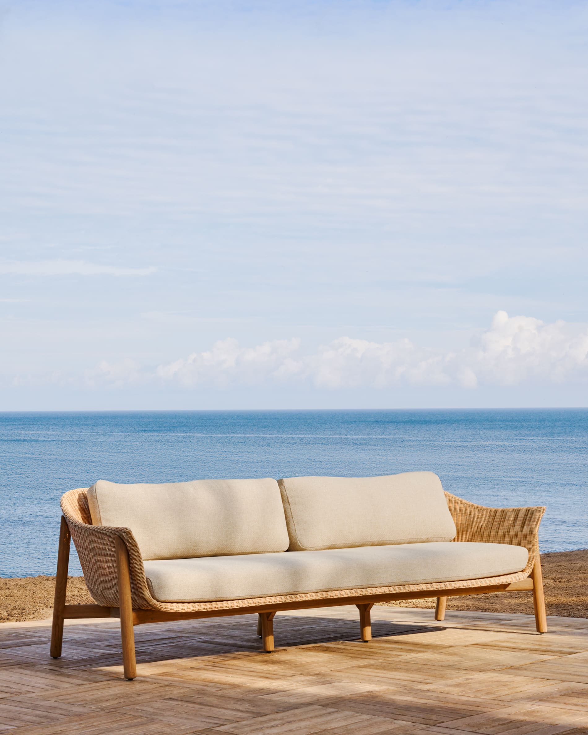 Elegantes 3-Sitzer-Sofa aus Teakholz und Rattan, 236 cm, FSC-zertifiziert, ideal für stilvolle Wohnräume.