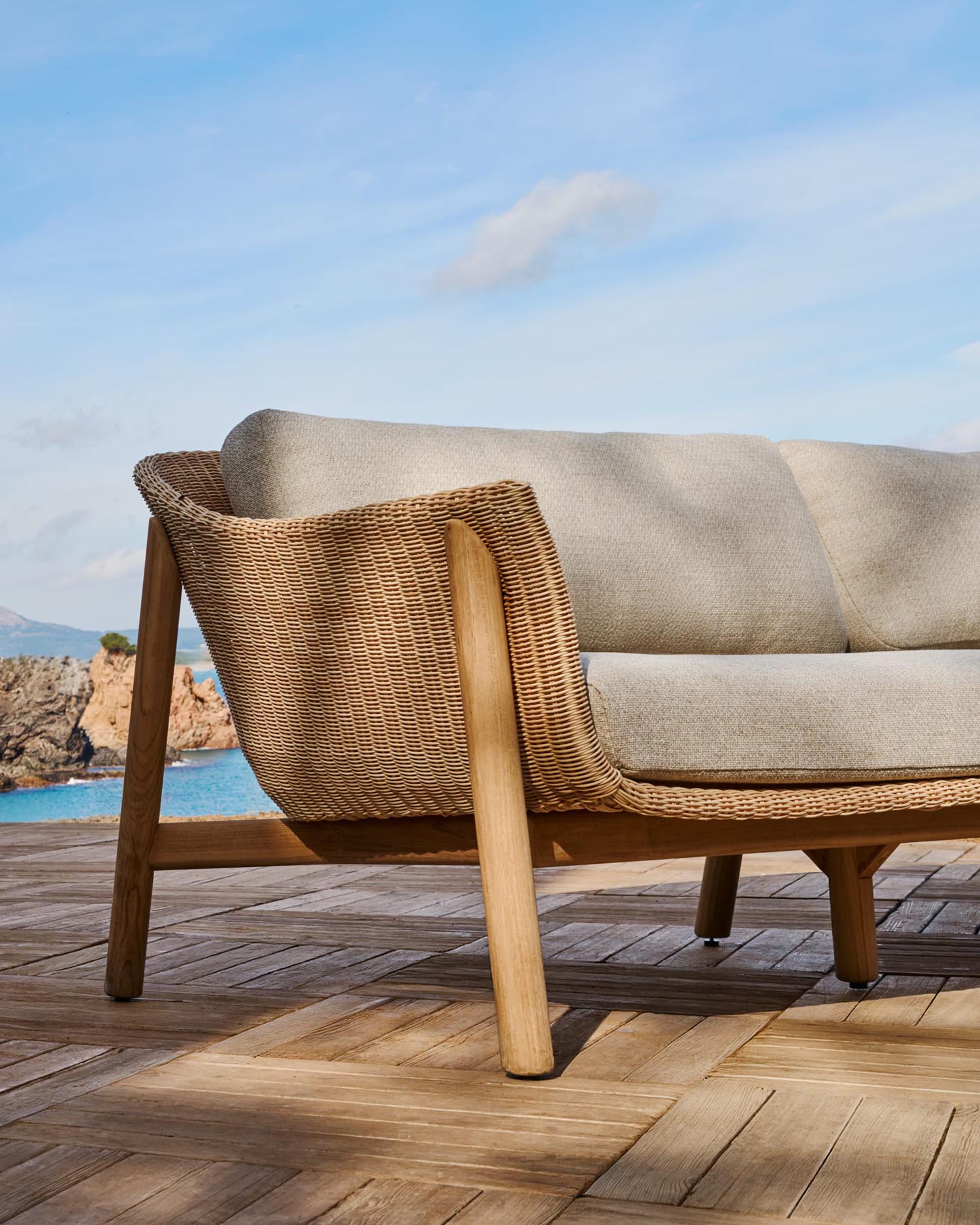 Elegantes 3-Sitzer-Sofa aus Teakholz und Rattan, ideal für drinnen und draußen, mit abnehmbaren Kissen für höchsten Komfort.