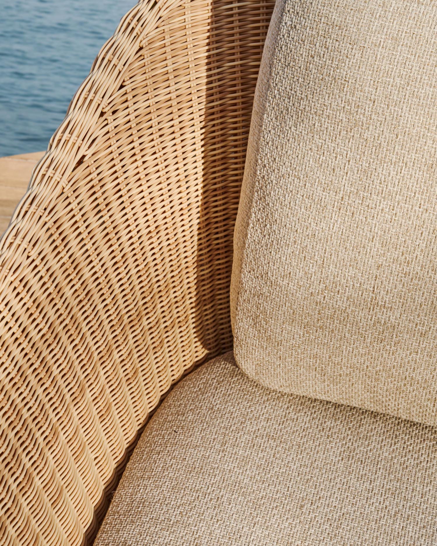 Elegantes 3-Sitzer-Sofa aus Teakholz und Rattan, ideal für drinnen und draußen, mit abnehmbaren Kissen für höchsten Komfort.