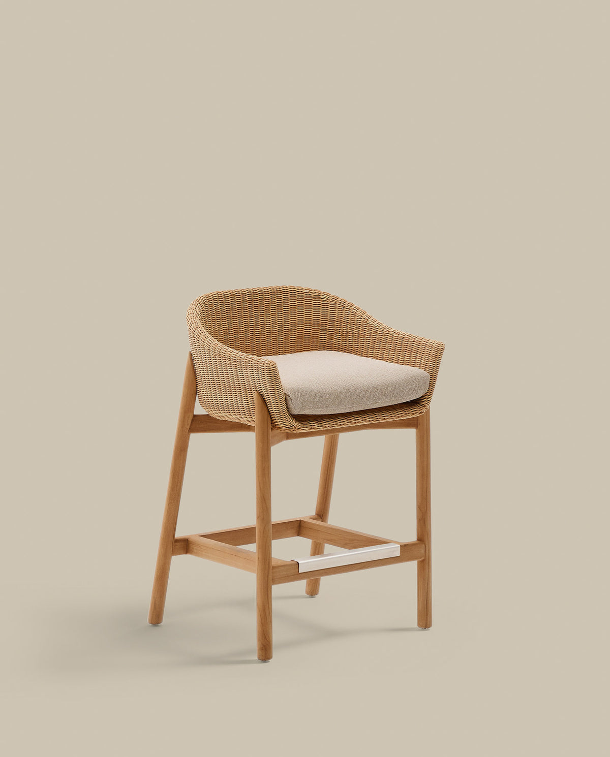 Hocker Galea aus massivem Teakholz und synthetischem Rattan 65 cm FSC 100% in Beige, Braun präsentiert im Onlineshop von KAQTU Design AG. Outdoor-Barstuhl mit Armlehne ist von Kave Home