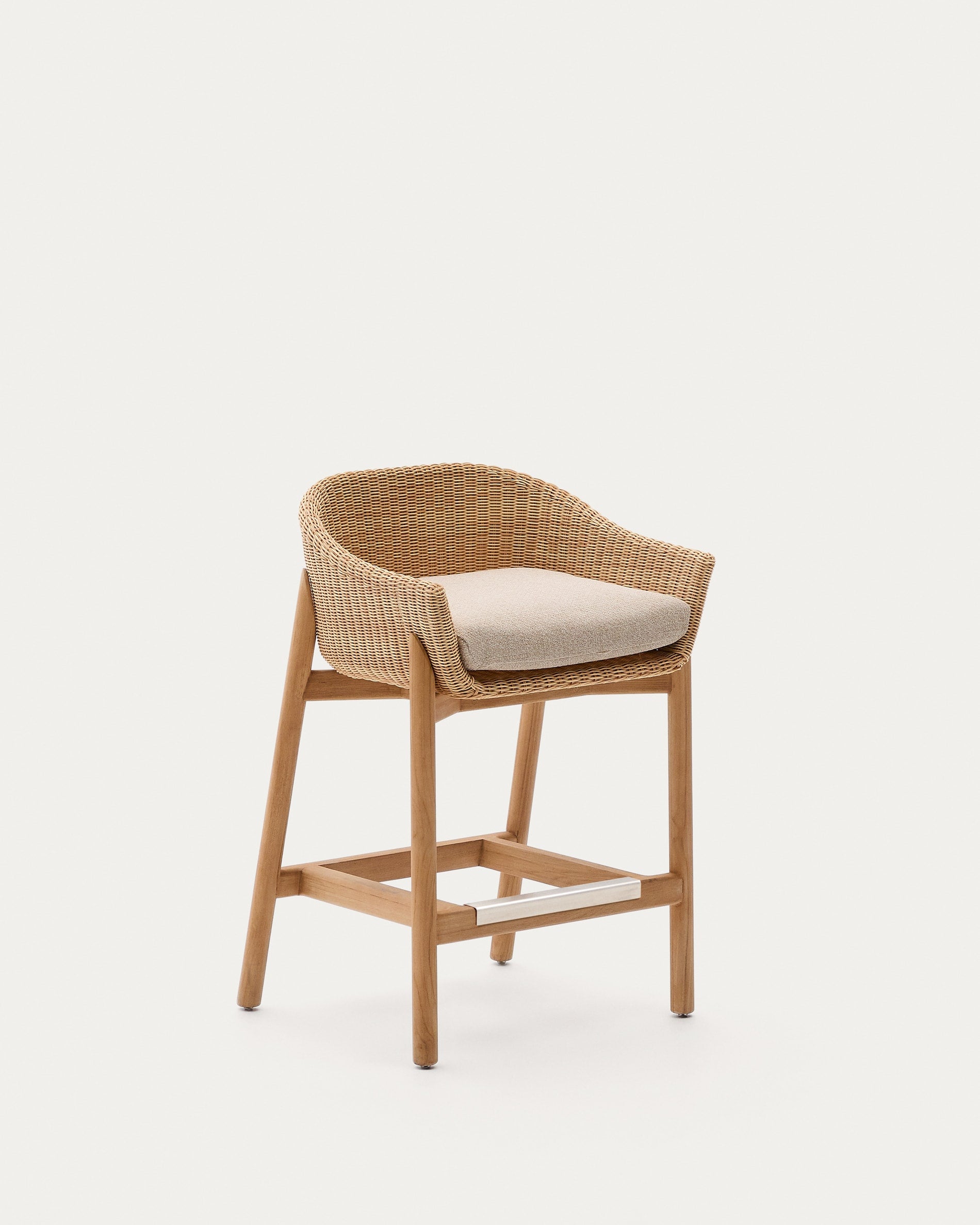 Hocker Galea aus massivem Teakholz und synthetischem Rattan 65 cm FSC 100% in Beige präsentiert im Onlineshop von KAQTU Design AG. Hocker Outdoor ist von Kave Home