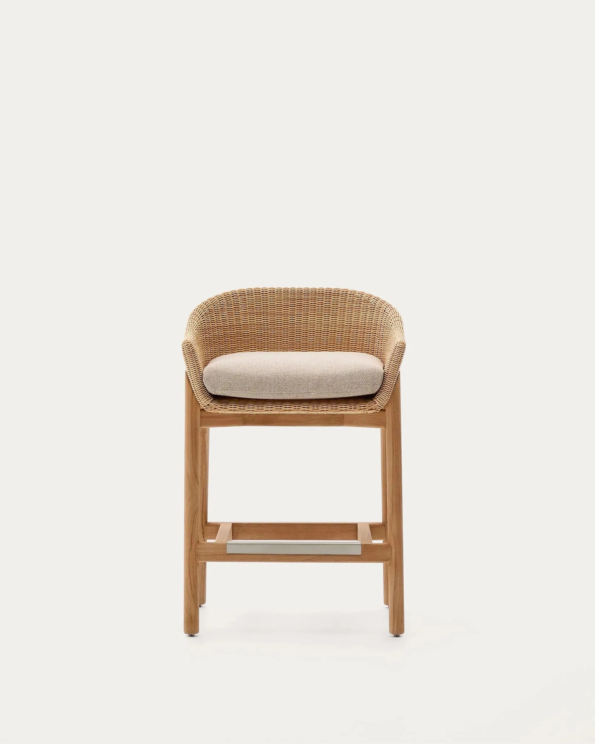 Moderner Hocker Galea aus FSC-zertifiziertem Teakholz und synthetischem Rattan, 65 cm hoch, ideal für nachhaltige und elegante Einrichtungen.