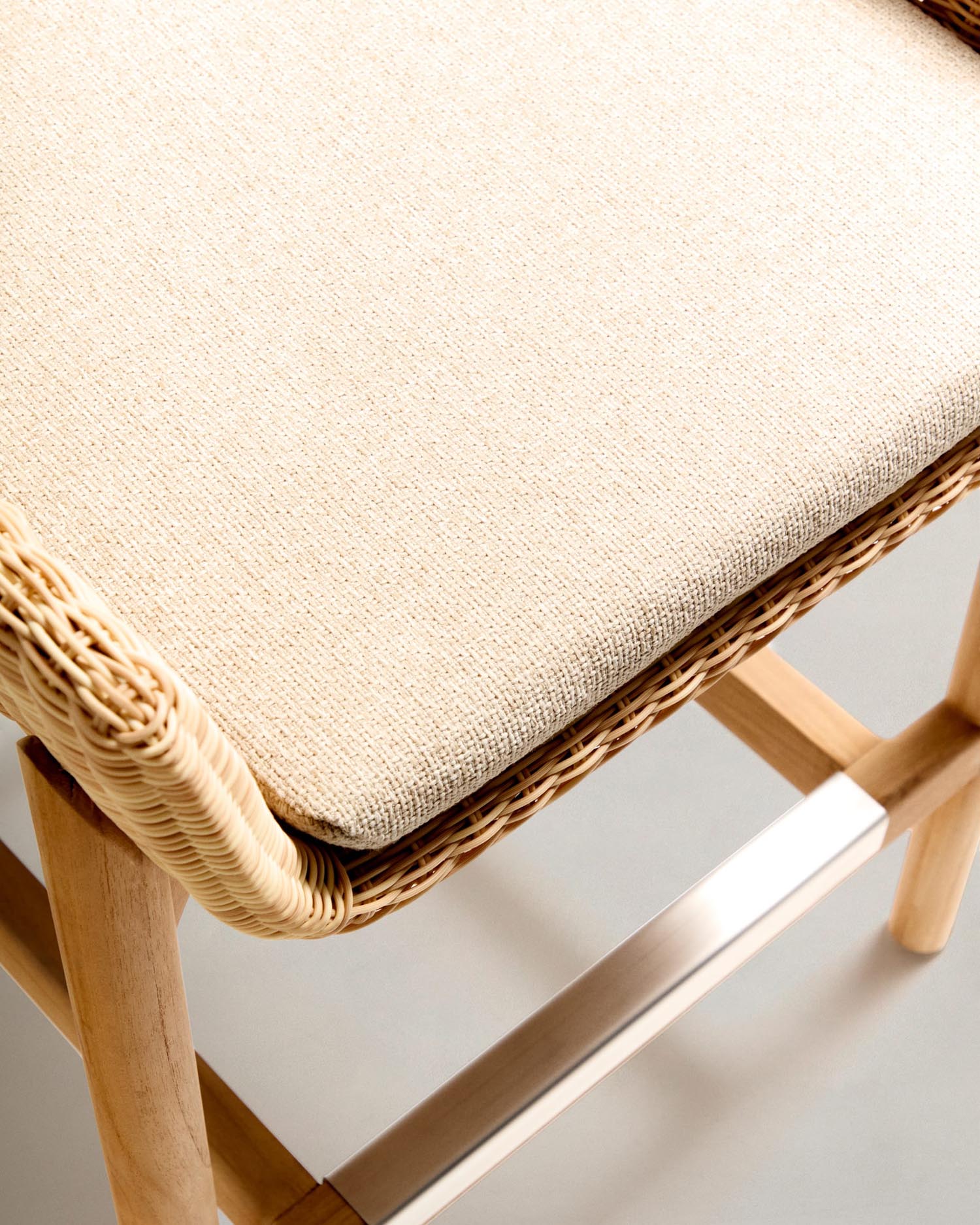 Der Hocker Galea, 65 cm, aus FSC-zertifiziertem Teakholz und synthetischem Rattan, bietet stilvolles Design und umweltfreundliche Materialien.