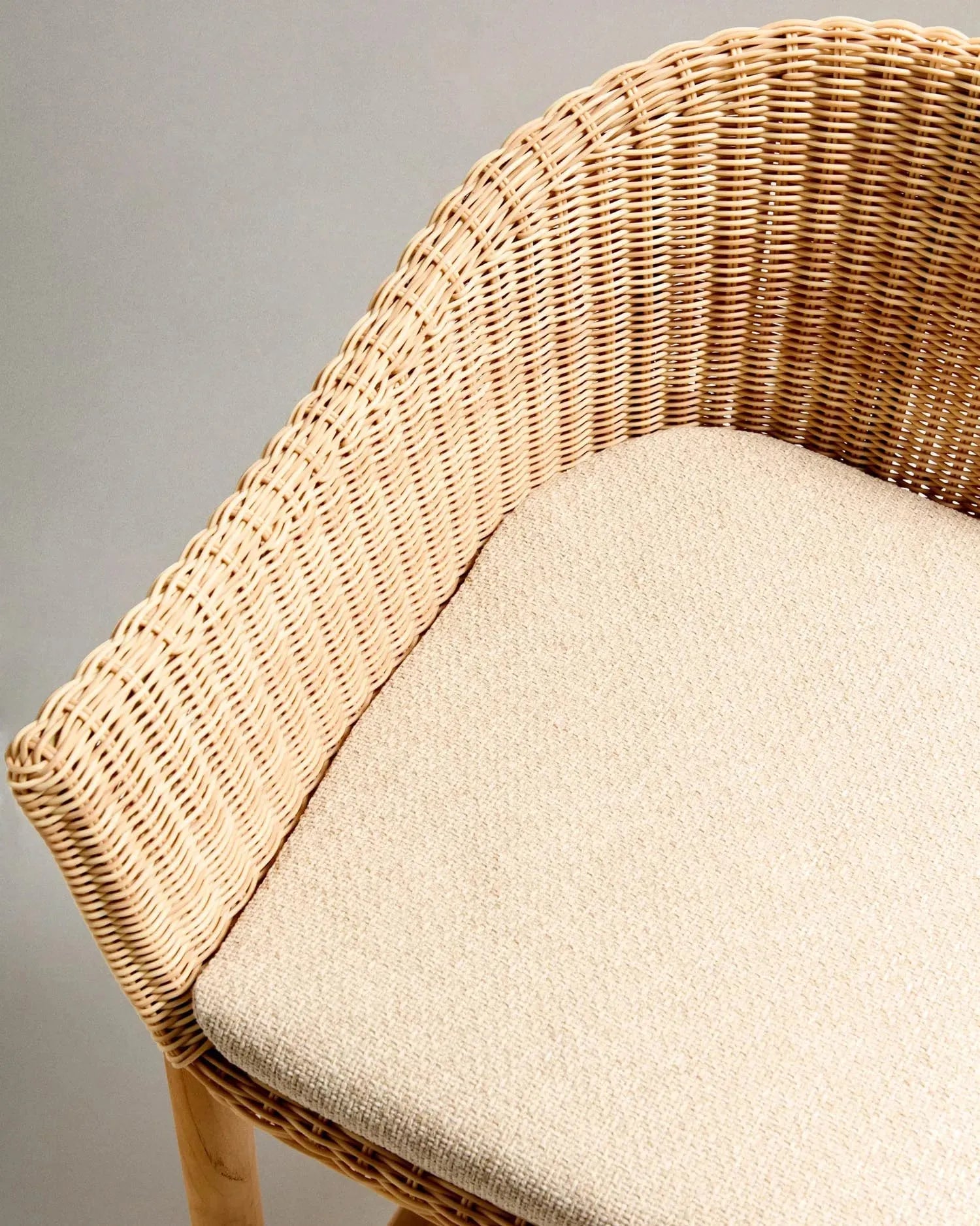 Hocker Galea 65 cm aus FSC-zertifiziertem Teakholz und langlebigem Rattan, stilvoll und nachhaltig für modernes Wohnen.