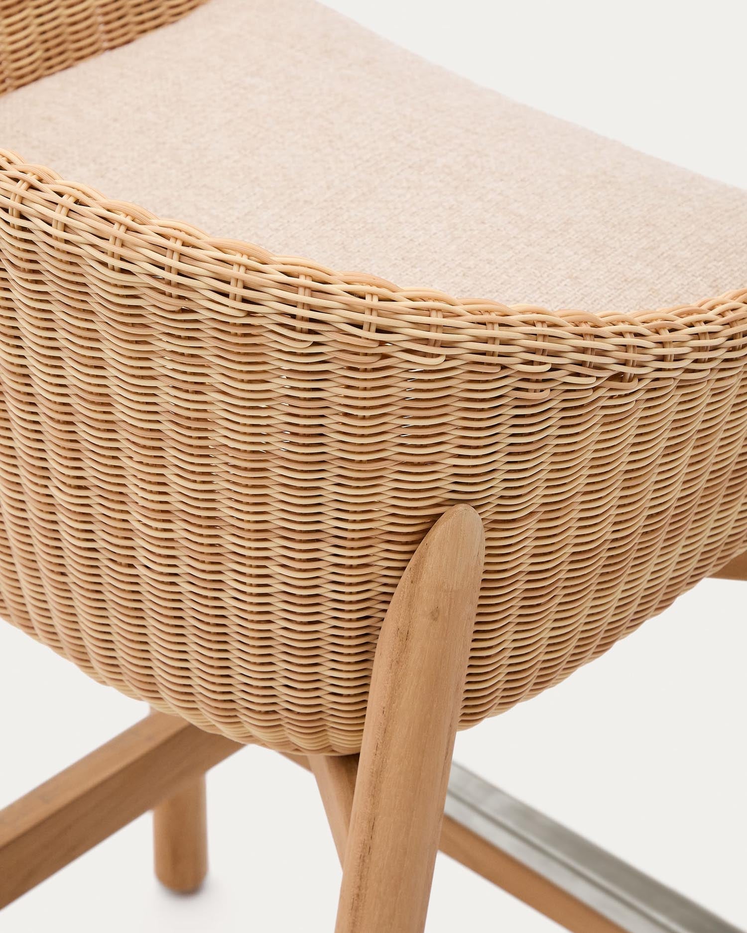Hocker Galea aus FSC-zertifiziertem Teakholz und robustem Rattan, 65 cm hoch, vereint Nachhaltigkeit und modernes Design.
