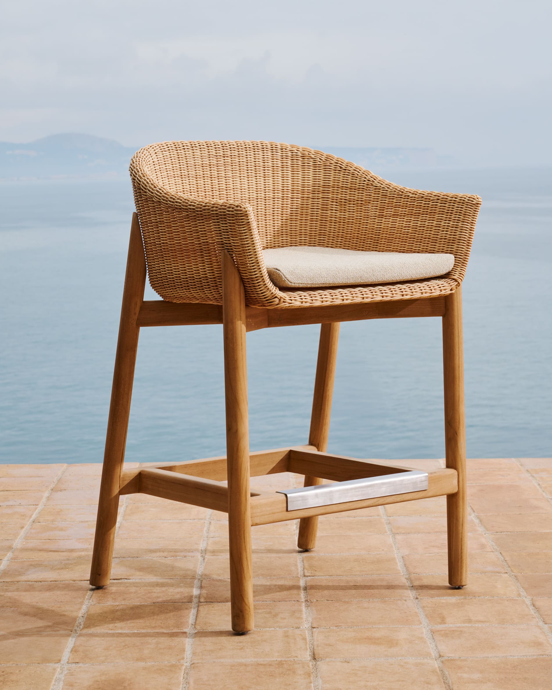 Hocker Galea aus massivem Teakholz und synthetischem Rattan 65 cm FSC 100% in Beige präsentiert im Onlineshop von KAQTU Design AG. Hocker Outdoor ist von Kave Home