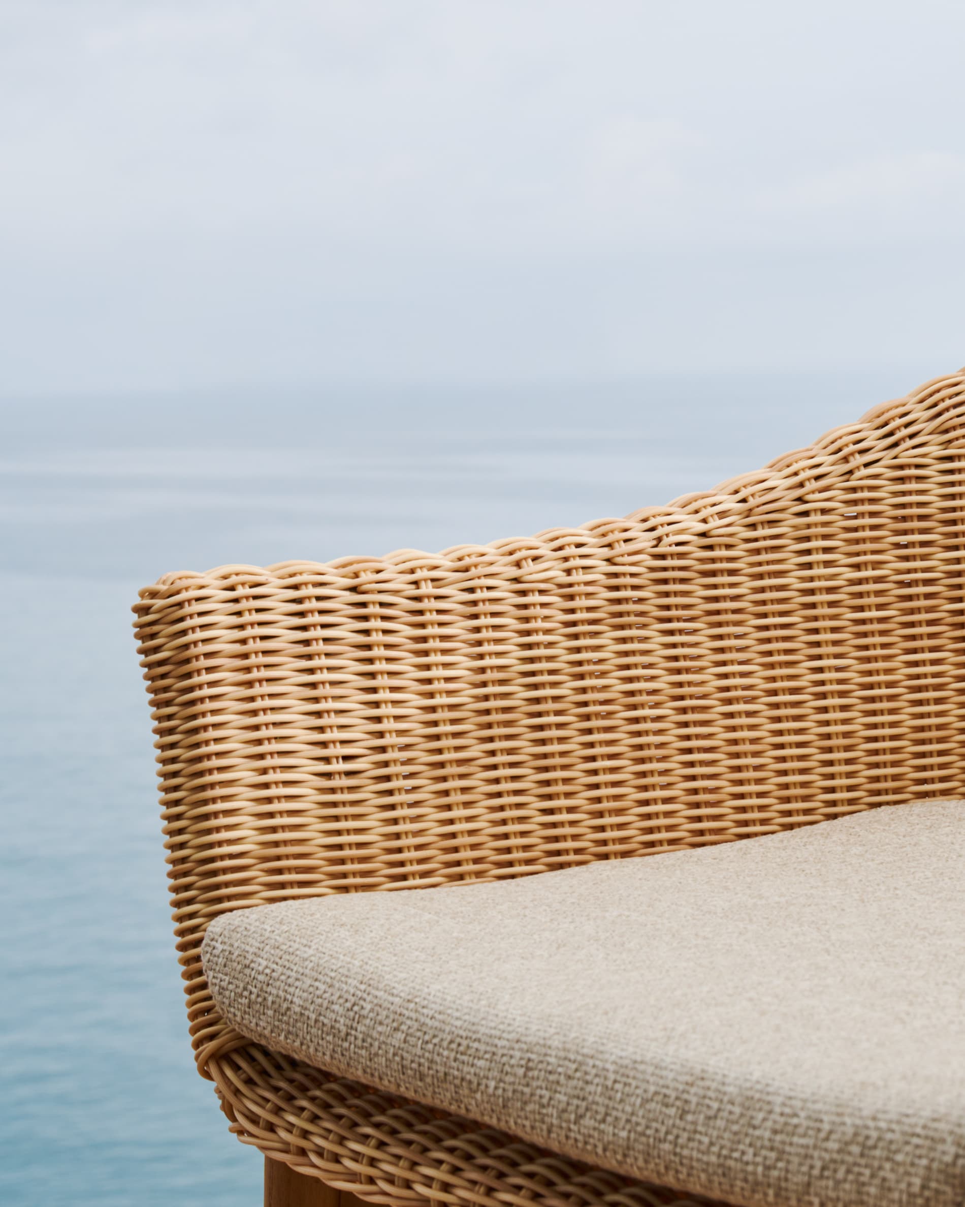Eleganter Hocker Galea aus FSC-zertifiziertem Teakholz und synthetischem Rattan, 65 cm hoch, nachhaltig und modern von Kave Home.
