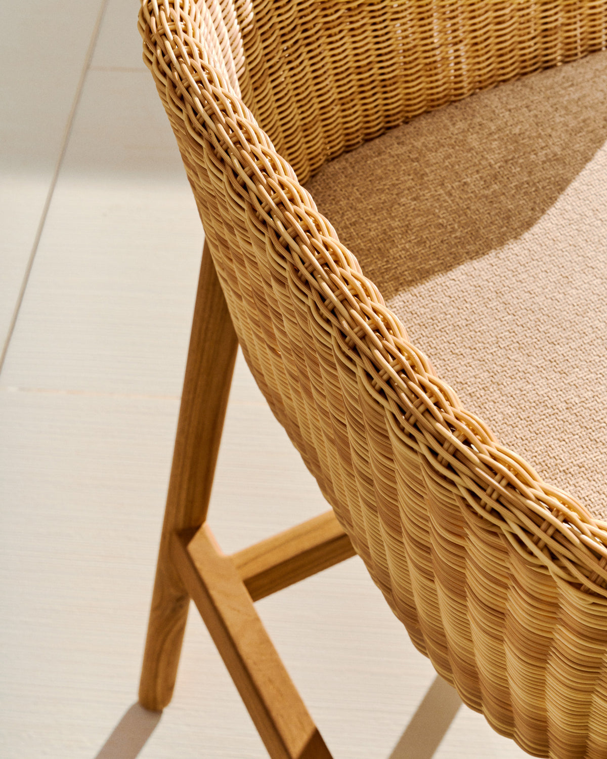Hocker Galea aus massivem Teakholz und synthetischem Rattan 65 cm FSC 100% in Beige, Braun präsentiert im Onlineshop von KAQTU Design AG. Outdoor-Barstuhl mit Armlehne ist von Kave Home