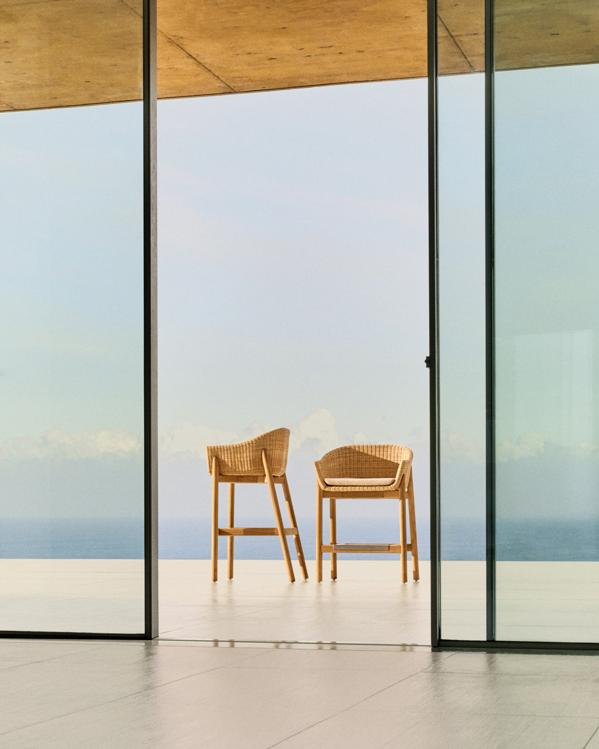 Hocker Galea aus massivem Teakholz und synthetischem Rattan 65 cm FSC 100% in Beige, Braun präsentiert im Onlineshop von KAQTU Design AG. Outdoor-Barstuhl mit Armlehne ist von Kave Home