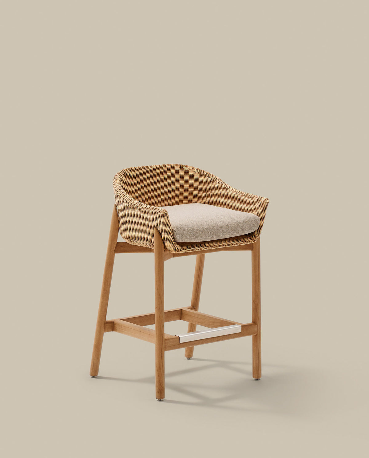 Hocker Galea aus massivem Teakholz und synthetischem Rattan 75 cm FSC 100% in Beige, Braun präsentiert im Onlineshop von KAQTU Design AG. Outdoor-Barstuhl mit Armlehne ist von Kave Home