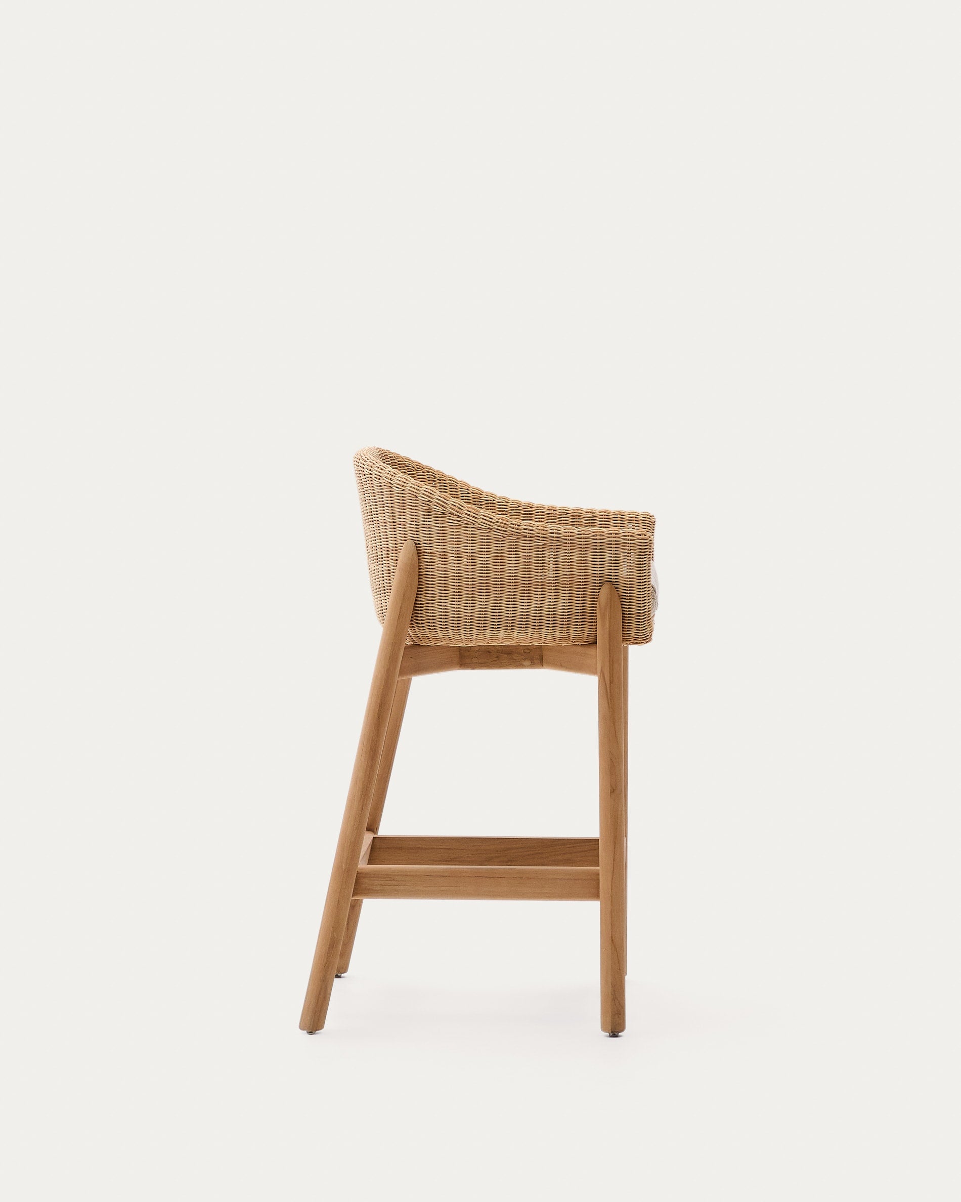 Der Hocker Galea vereint robustes Teakholz mit elegantem Rattan, ideal für stilvolle und nachhaltige Outdoor-Bereiche.