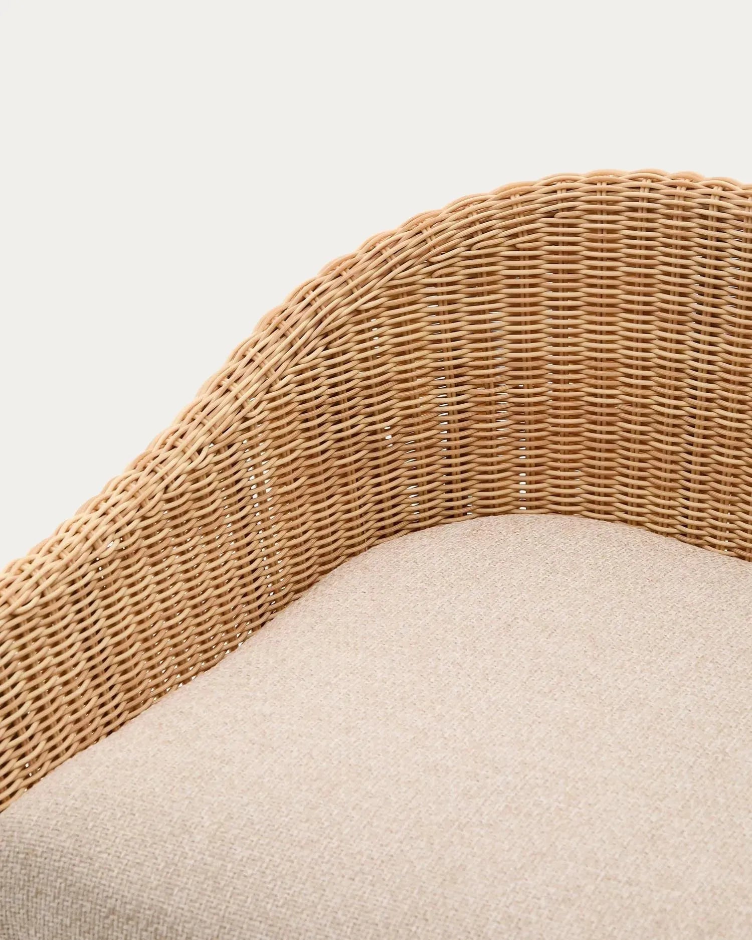 Moderner Hocker Galea aus nachhaltigem Teakholz (FSC 100%) und robustem synthetischem Rattan, 75 cm hoch, stilvoll und langlebig.