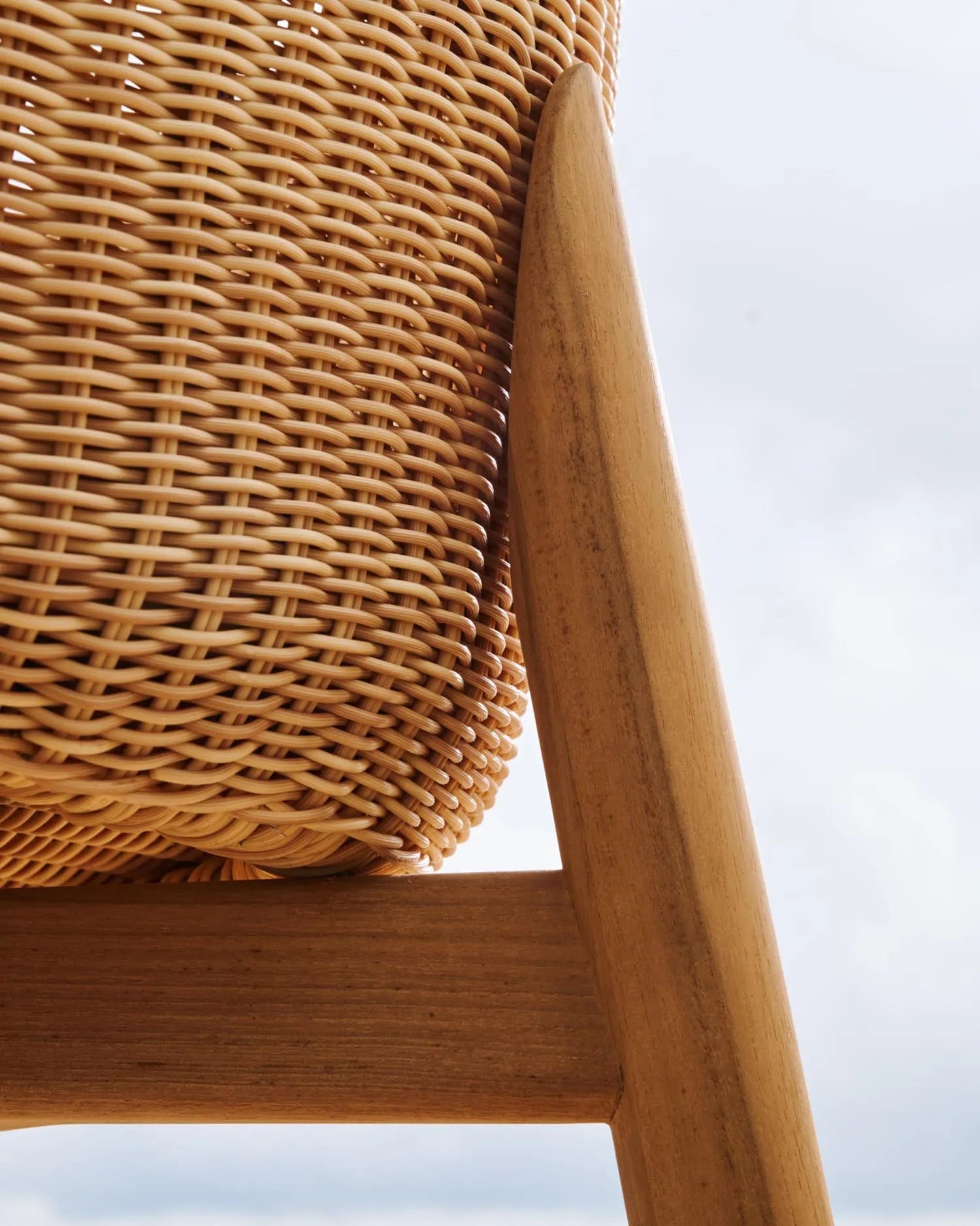Hocker Galea aus FSC-zertifiziertem Teakholz, 75 cm hoch, mit synthetischem Rattan, stilvoll, langlebig und umweltfreundlich.
