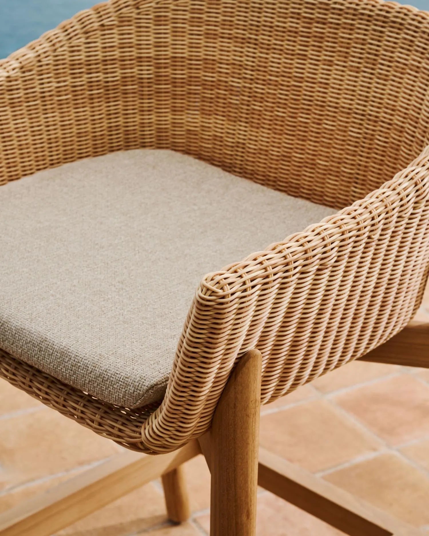 Hocker Galea, 75 cm, aus nachhaltigem Teakholz und synthetischem Rattan, vereint modernes Design mit umweltfreundlicher Qualität.