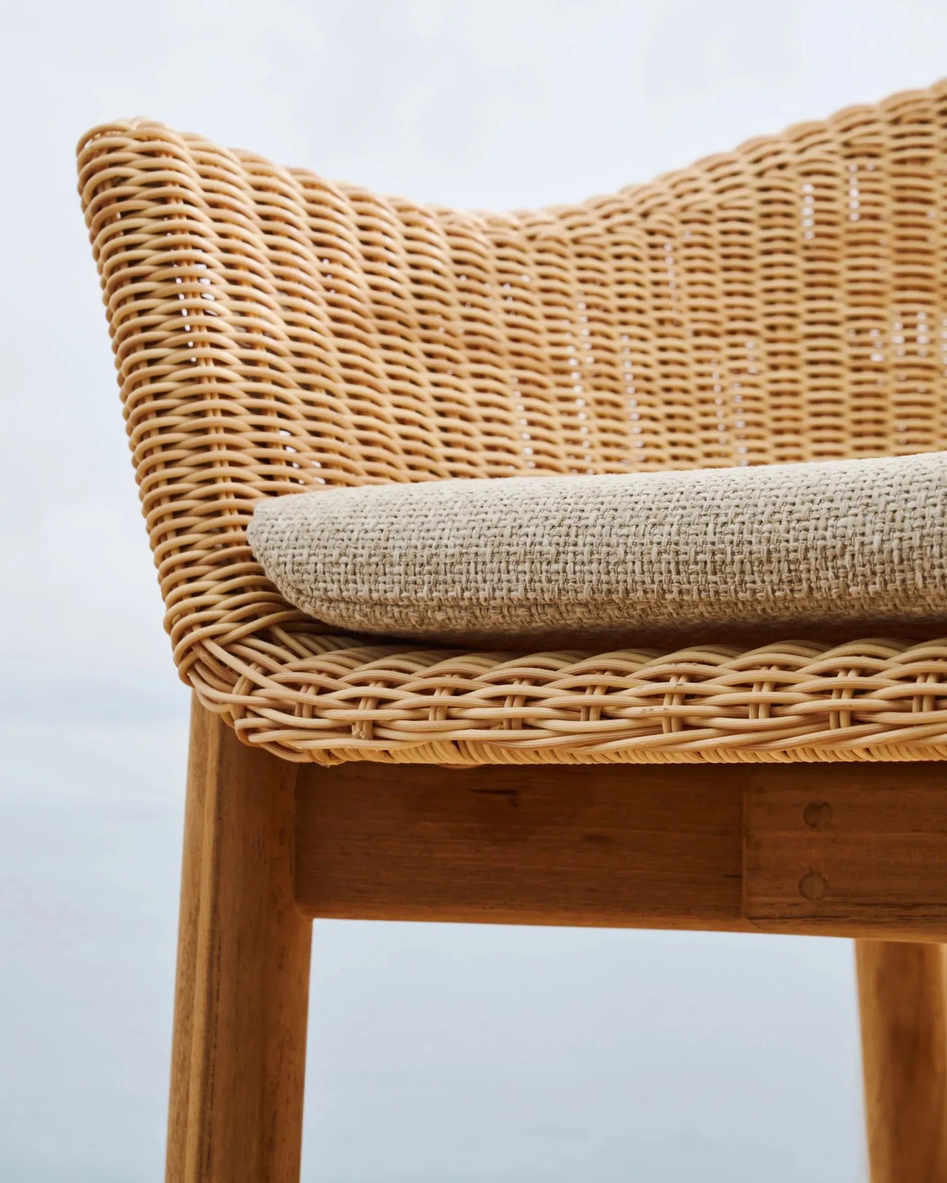 Hocker Galea, 75 cm hoch, aus FSC-zertifiziertem Teakholz und synthetischem Rattan, bietet stilvolles und nachhaltiges Design.