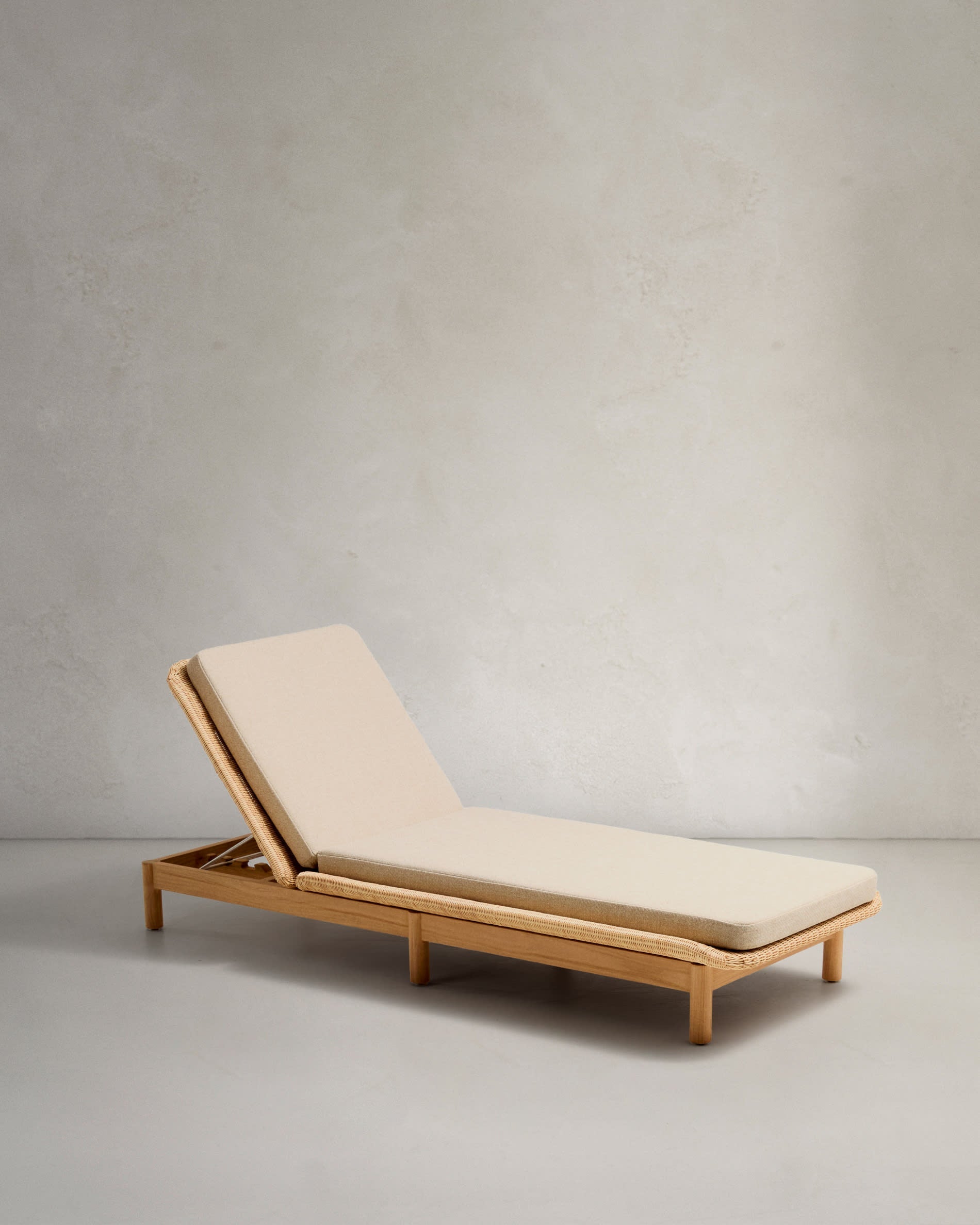 Elegante Sonnenliege aus Teakholz und Rattan, FSC-zertifiziert, ideal für stilvolle Entspannung im Garten oder auf der Terrasse.