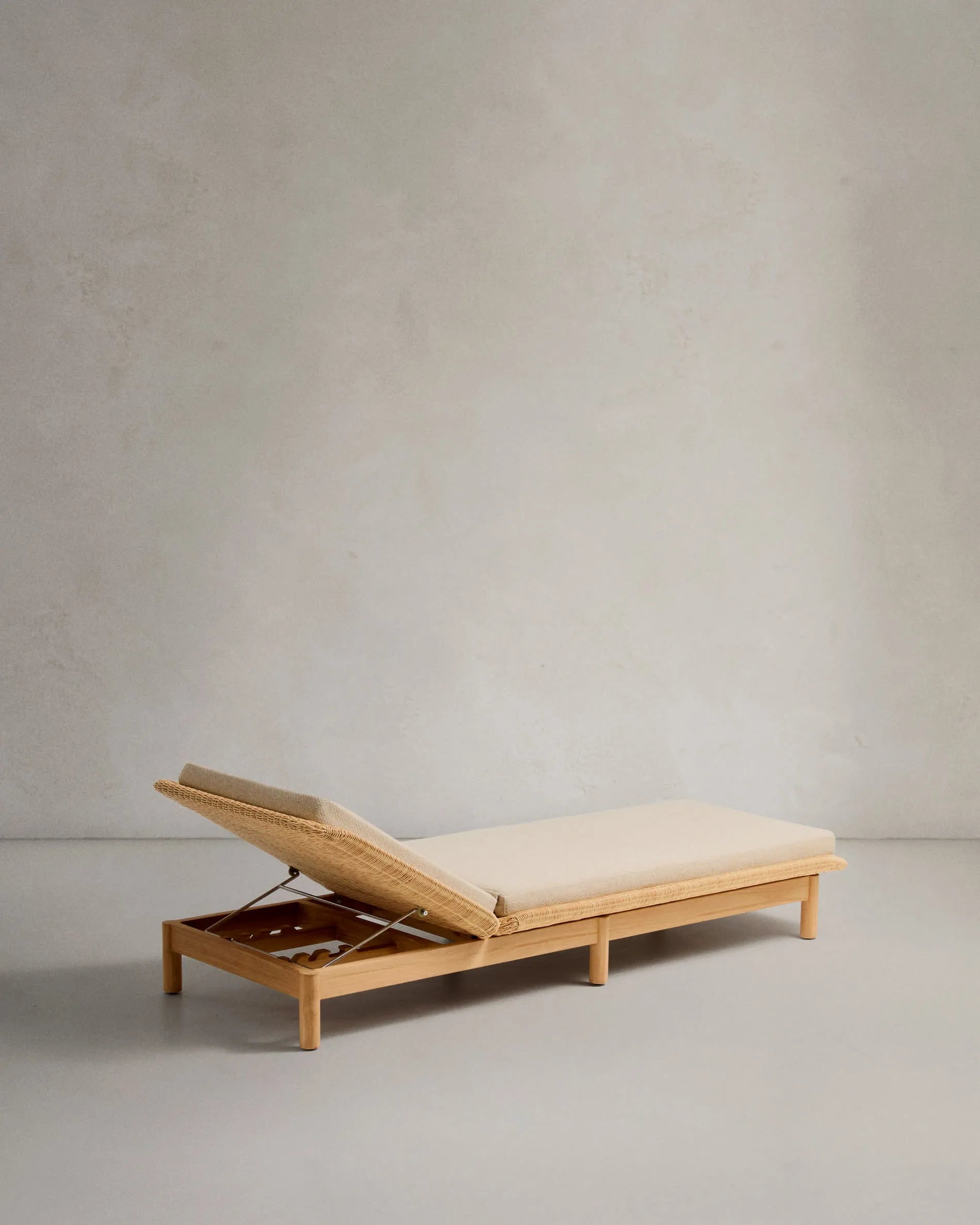 Elegante Sonnenliege Galea aus FSC-Teakholz und Rattan, ideal für stilvolle und umweltbewusste Entspannung im Freien.