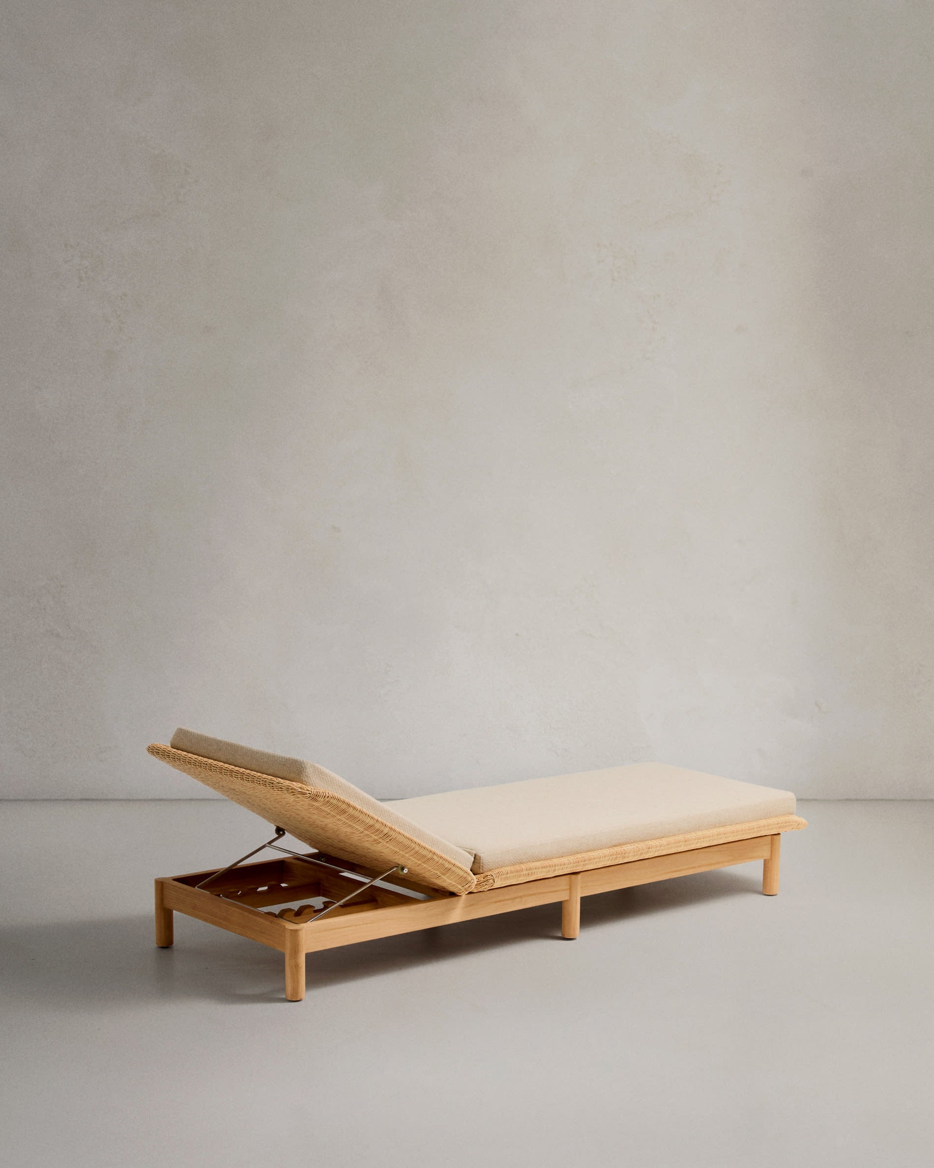 Sonnenliege Galea aus FSC-zertifiziertem Teakholz und Rattan, perfekt für nachhaltige und stilvolle Outdoor-Entspannung.