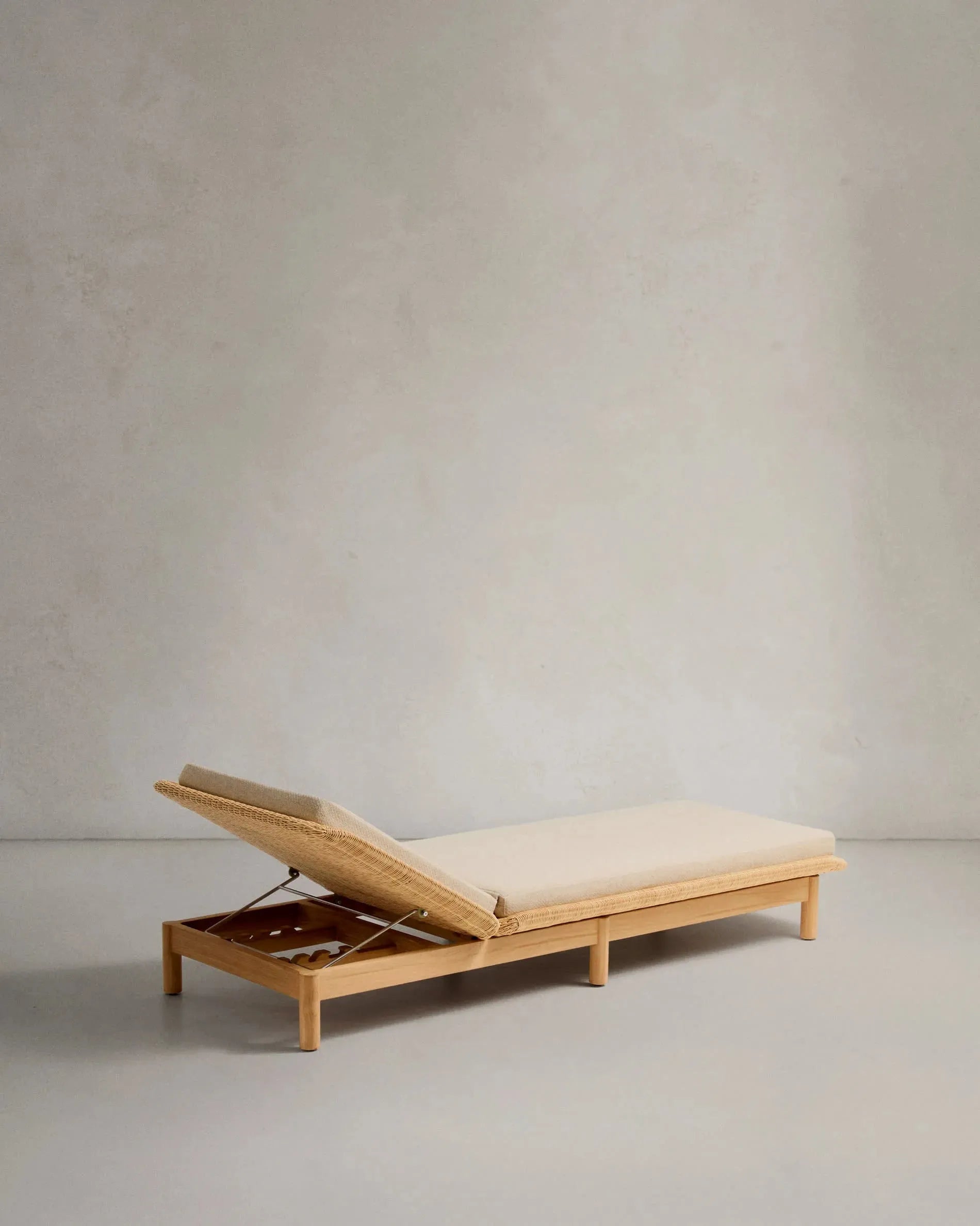 Sonnenliege Galea aus FSC-zertifiziertem Teakholz und Rattan, perfekt für nachhaltige und stilvolle Outdoor-Entspannung.