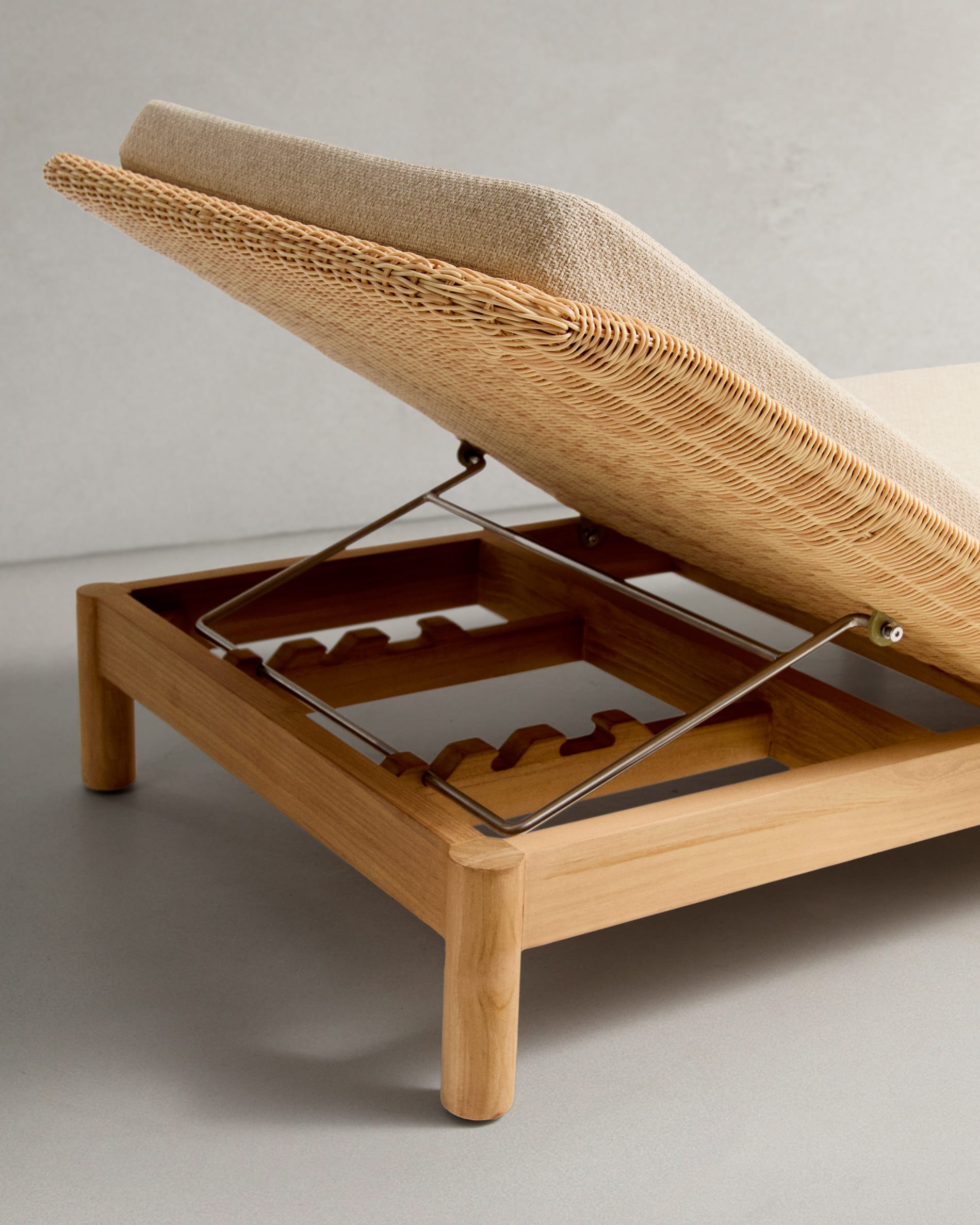 Elegante Sonnenliege Galea aus FSC-Teakholz und Rattan, ideal für umweltbewusste und stilvolle Entspannung im Freien.
