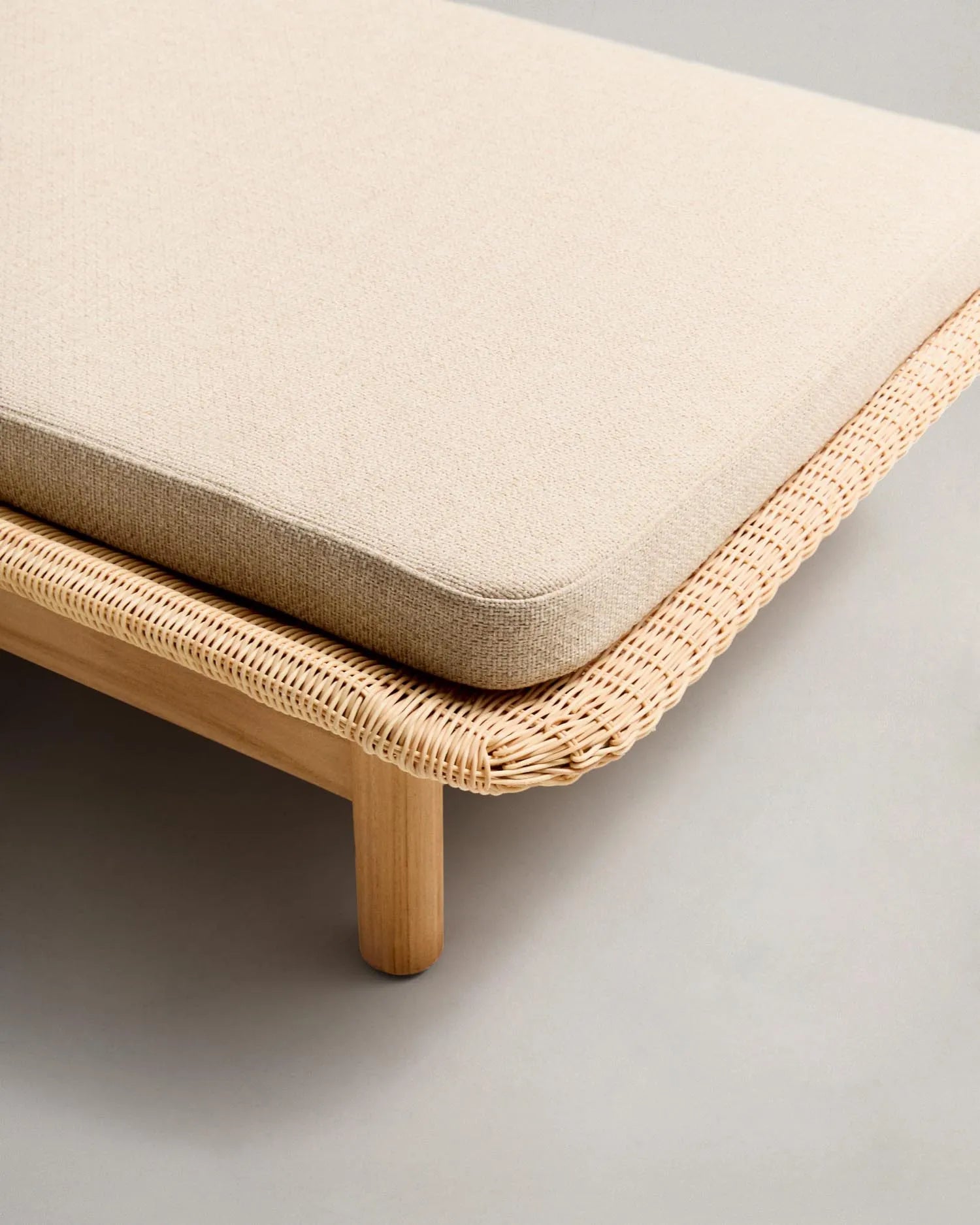 Elegante Sonnenliege Galea aus FSC-Teakholz und Rattan, ideal für umweltbewusste und stilvolle Entspannung im Freien.