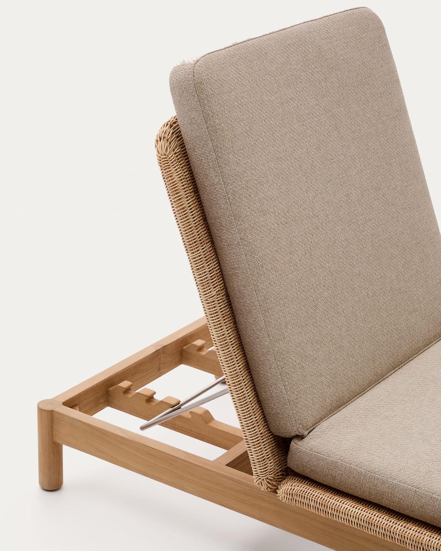 Elegante Teakholz-Sonnenliege mit langlebigem Rattan, ergonomisch für Komfort und wetterfest für stilvolle Entspannung im Freien.