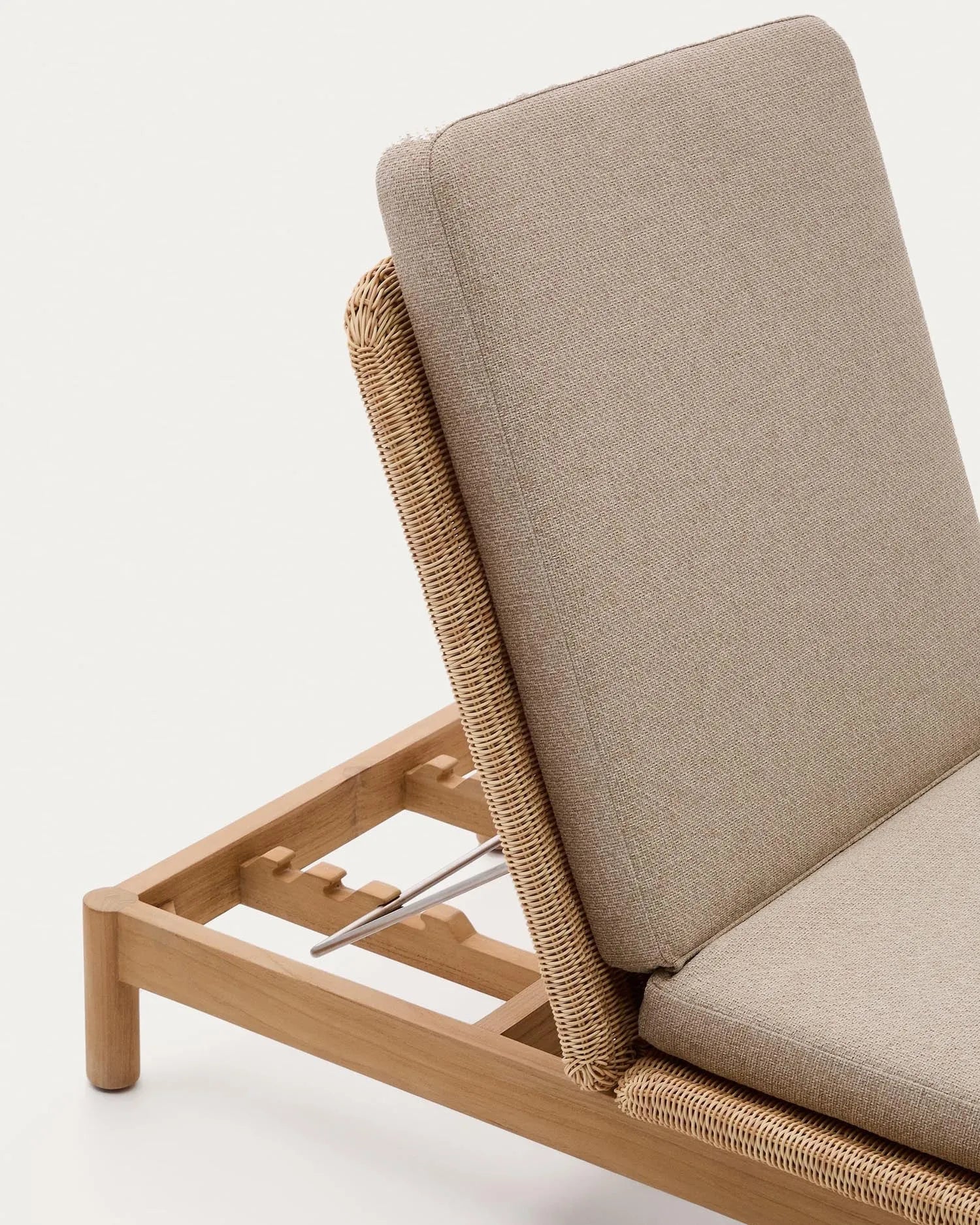 Sonnenliege Galea aus FSC-zertifiziertem Teakholz und Rattan, perfekt für nachhaltige und stilvolle Outdoor-Entspannung.