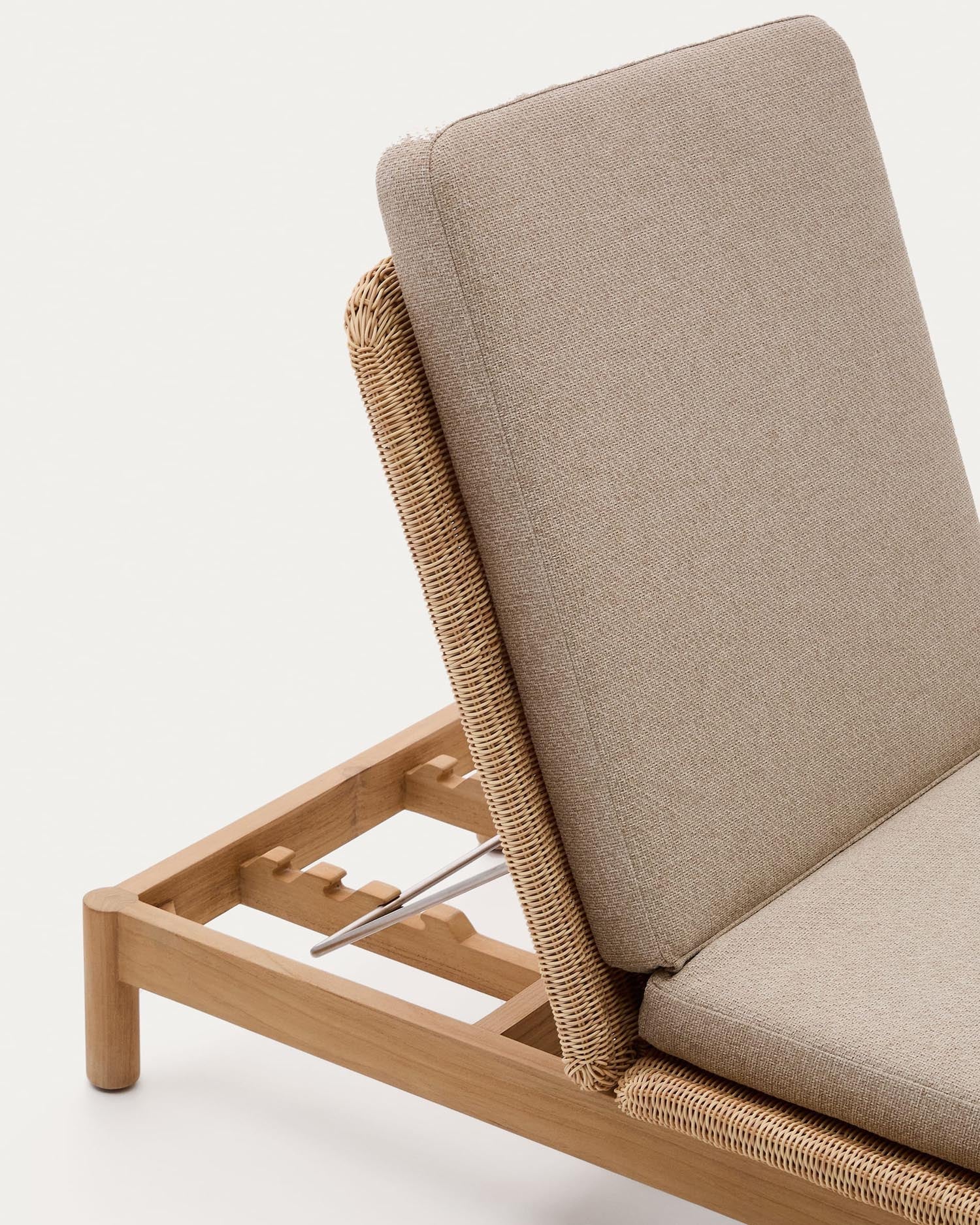 Sonnenliege Galea aus FSC-zertifiziertem Teakholz und Rattan, perfekt für nachhaltige und stilvolle Outdoor-Entspannung.