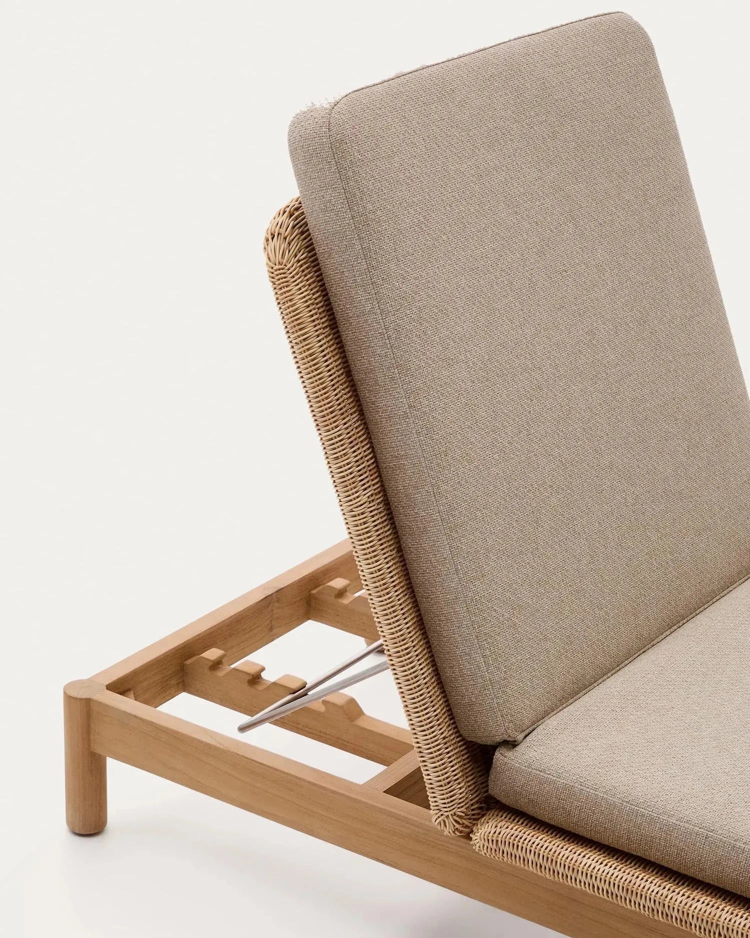 Elegante Sonnenliege Galea aus FSC-Teakholz und Rattan, ideal für umweltbewusste und stilvolle Entspannung im Freien.