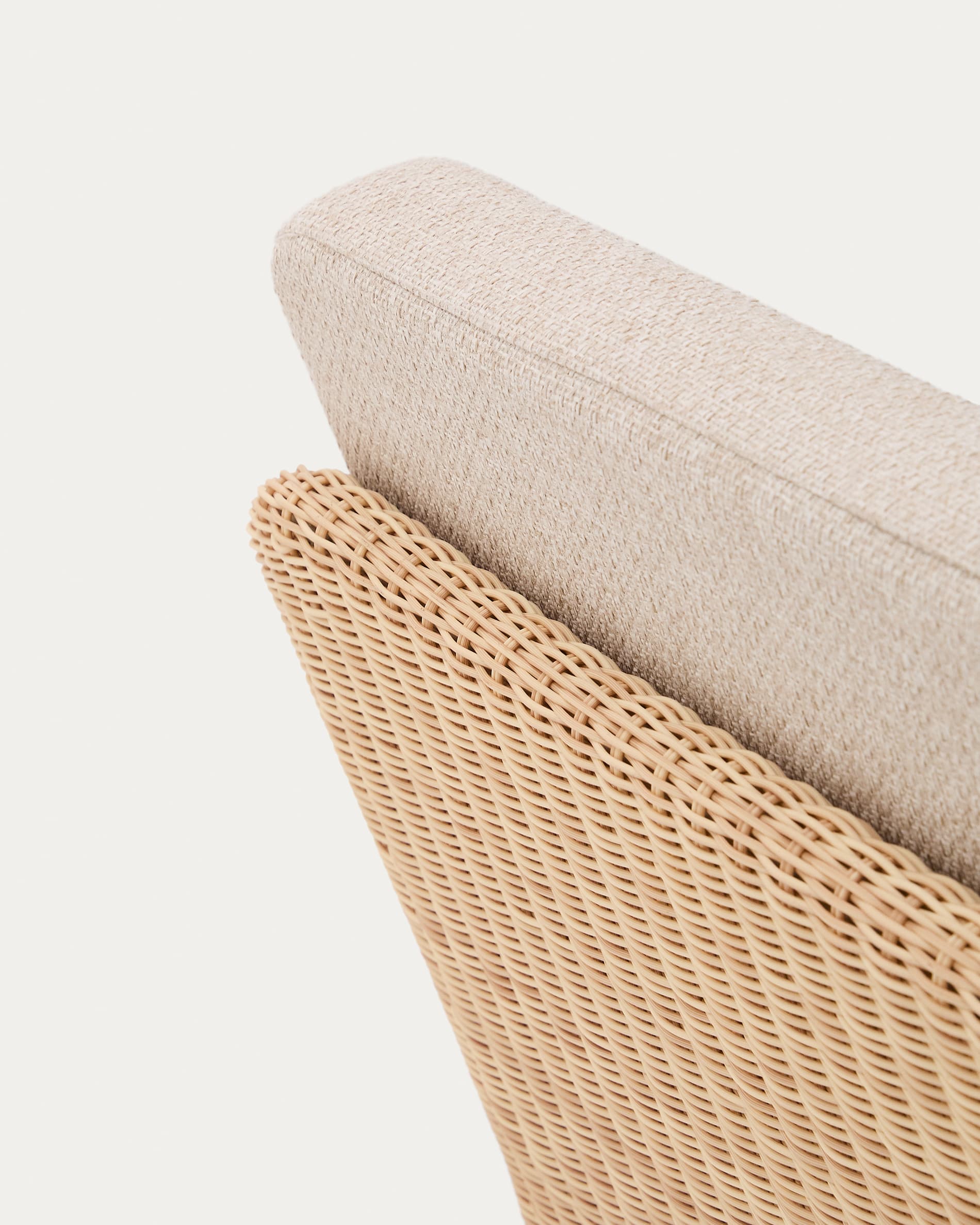 Elegante Sonnenliege Galea aus FSC-Teakholz und Rattan, ideal für umweltbewusste und stilvolle Entspannung im Freien.