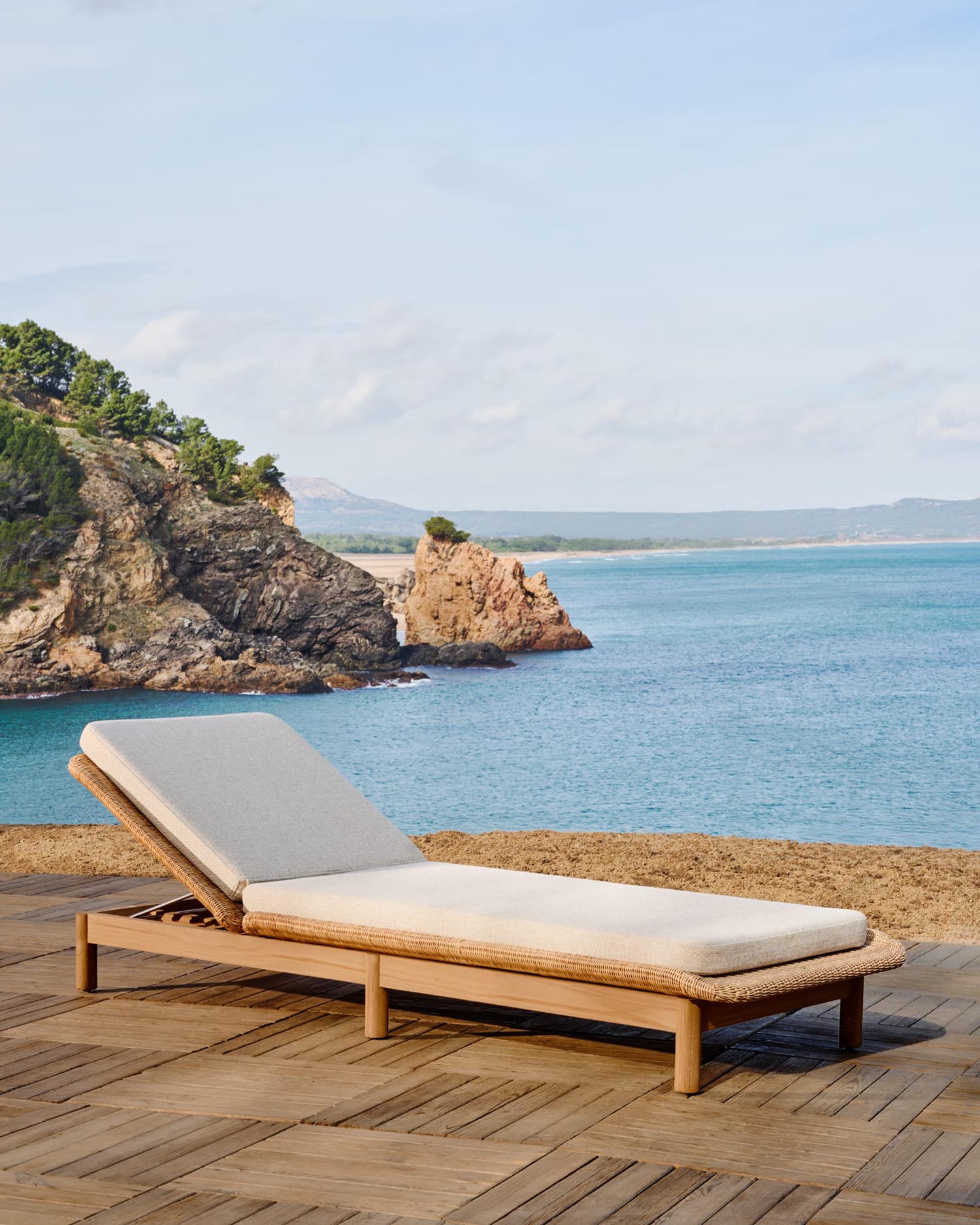 Elegante Teakholz-Sonnenliege mit langlebigem Rattan, ergonomisch für Komfort und wetterfest für stilvolle Entspannung im Freien.