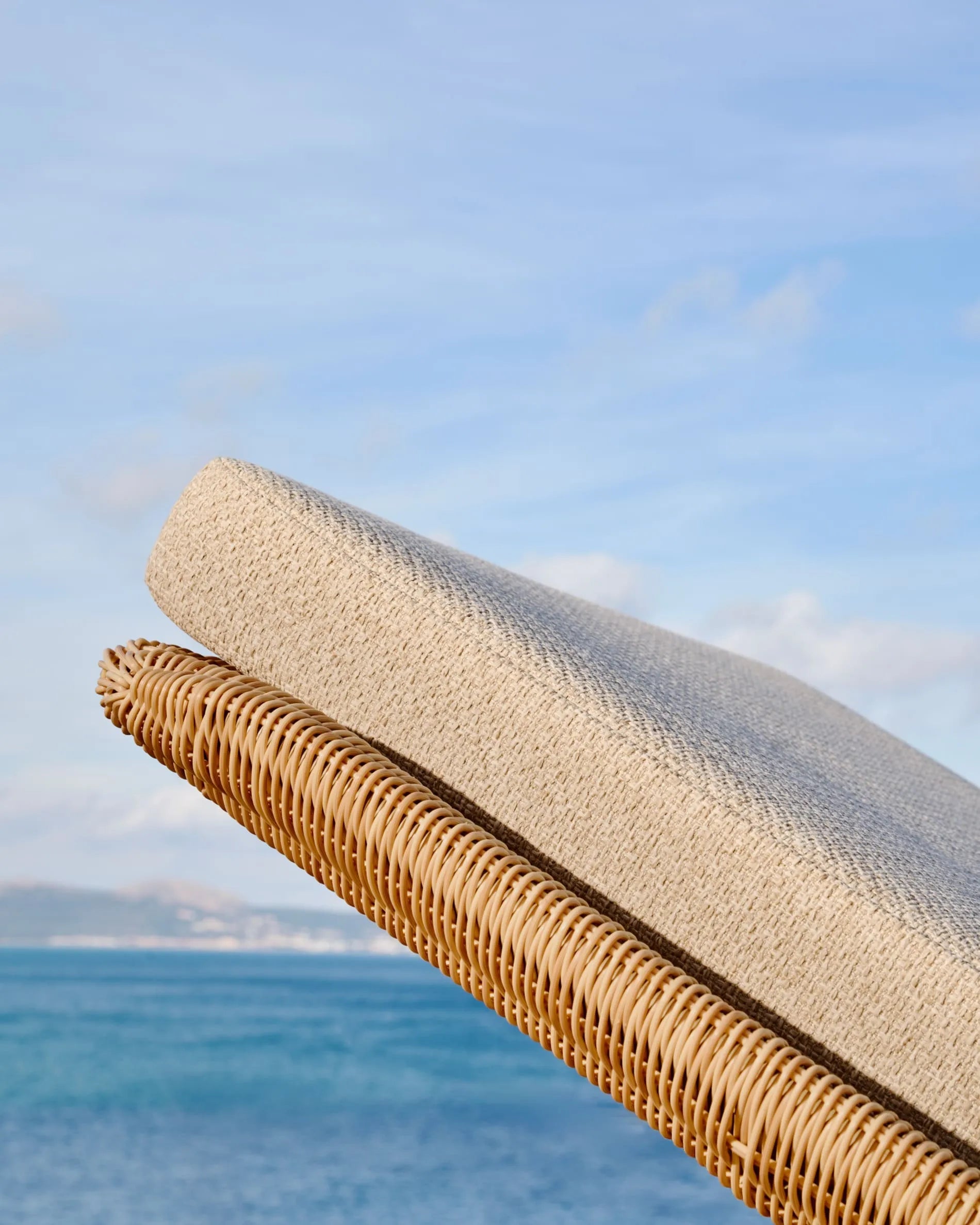 Sonnenliege Galea aus FSC-zertifiziertem Teakholz und Rattan, perfekt für nachhaltige und elegante Outdoor-Entspannung.
