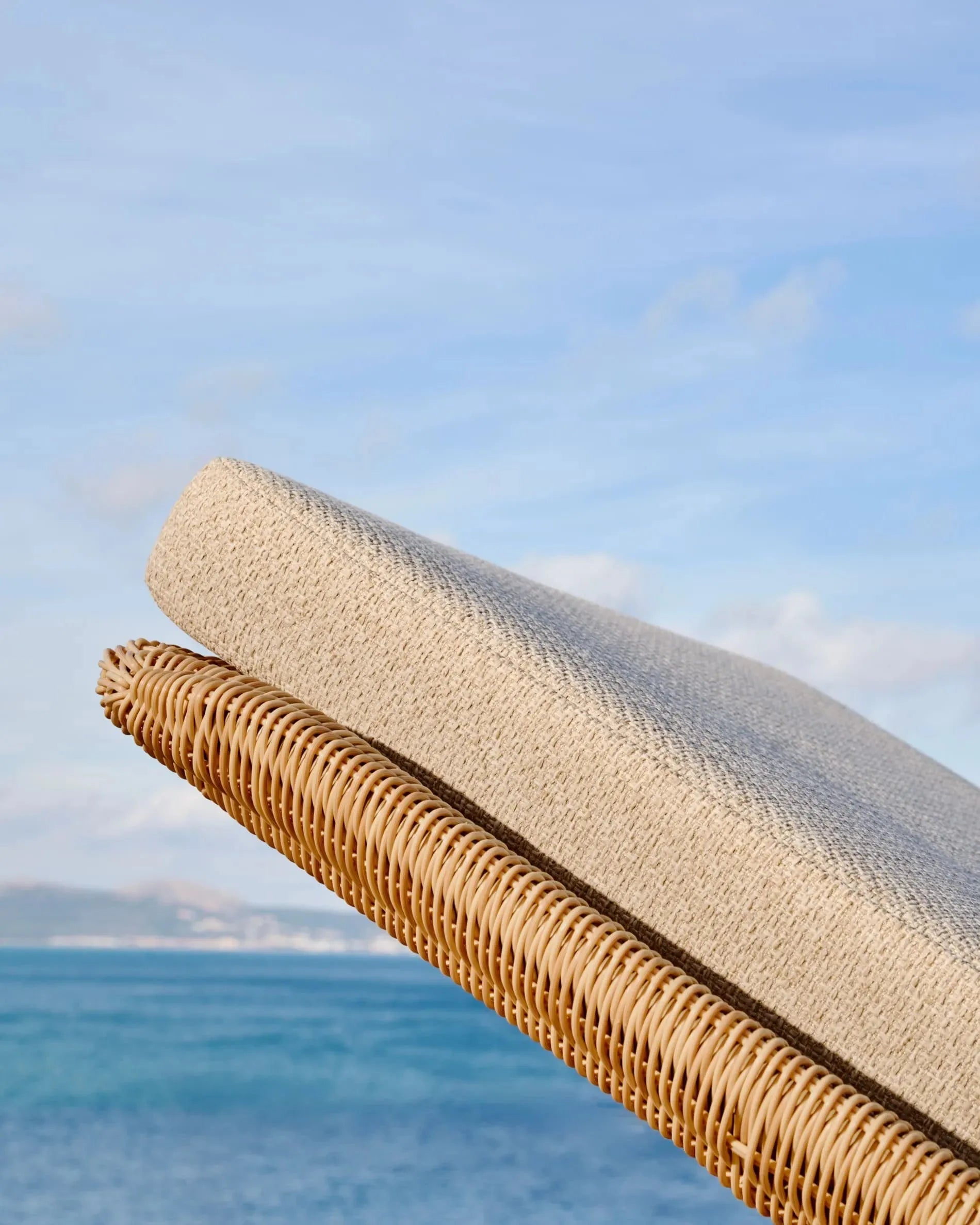 Elegante Sonnenliege Galea aus FSC-Teakholz und Rattan, ideal für stilvolle und umweltbewusste Entspannung im Freien.