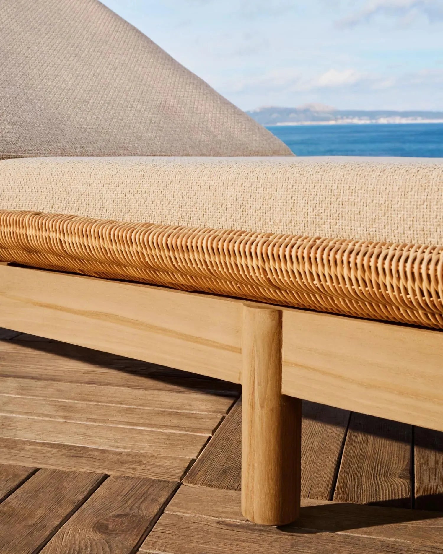 Sonnenliege Galea aus FSC-zertifiziertem Teakholz und Rattan, perfekt für nachhaltige und stilvolle Outdoor-Entspannung.