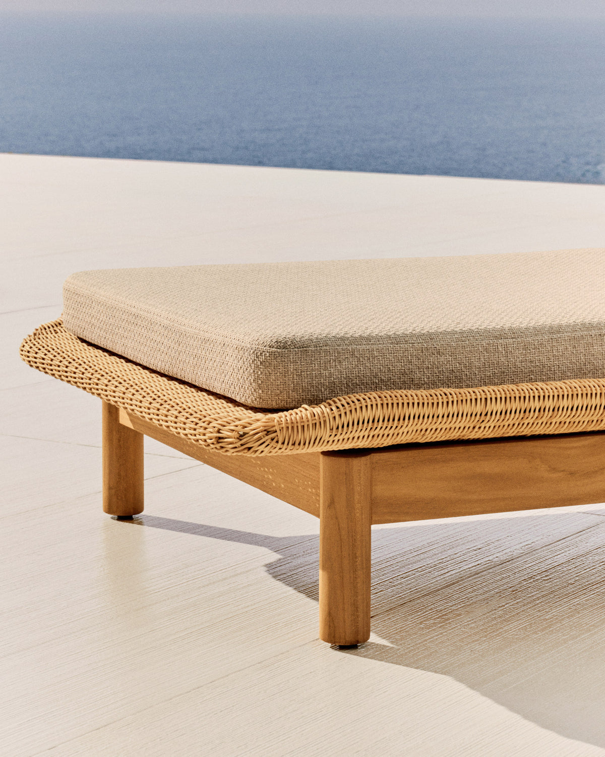 Sonnenliege Galea aus massivem Teakholz und synthetischem Rattan FSC 100% in Beige, Braun präsentiert im Onlineshop von KAQTU Design AG. Liegestuhl ist von Kave Home